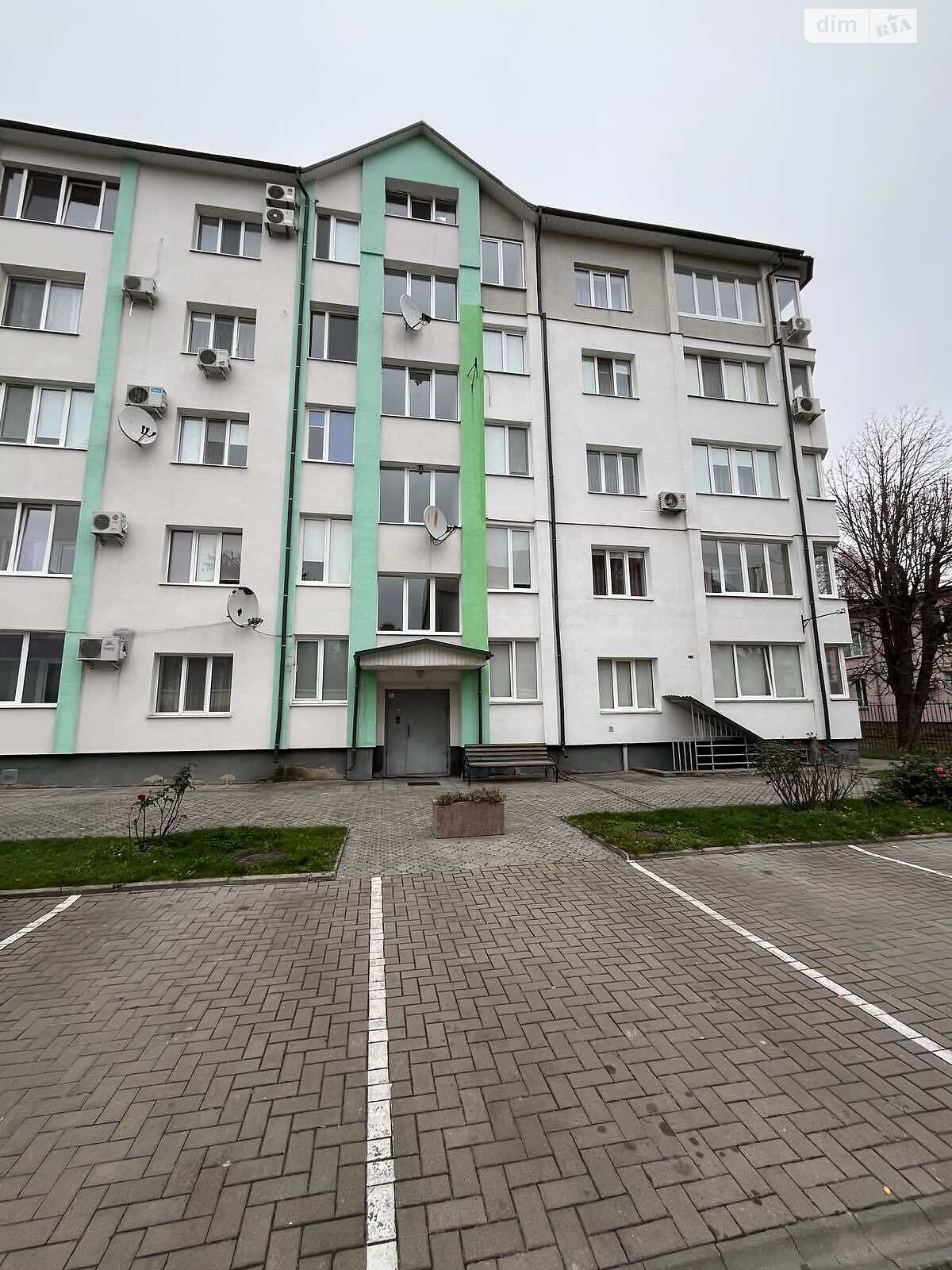 трехкомнатная квартира в Луцке, район Центр, на ул. Коновальца Евгения 8А в аренду на долгий срок помесячно фото 1