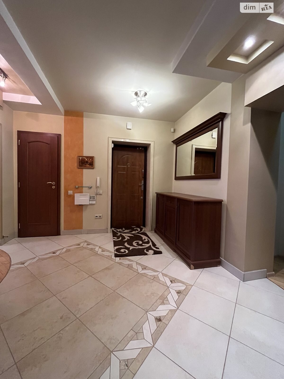 трехкомнатная квартира в Луцке, район Центр, на ул. Коновальца Евгения 8А в аренду на долгий срок помесячно фото 1