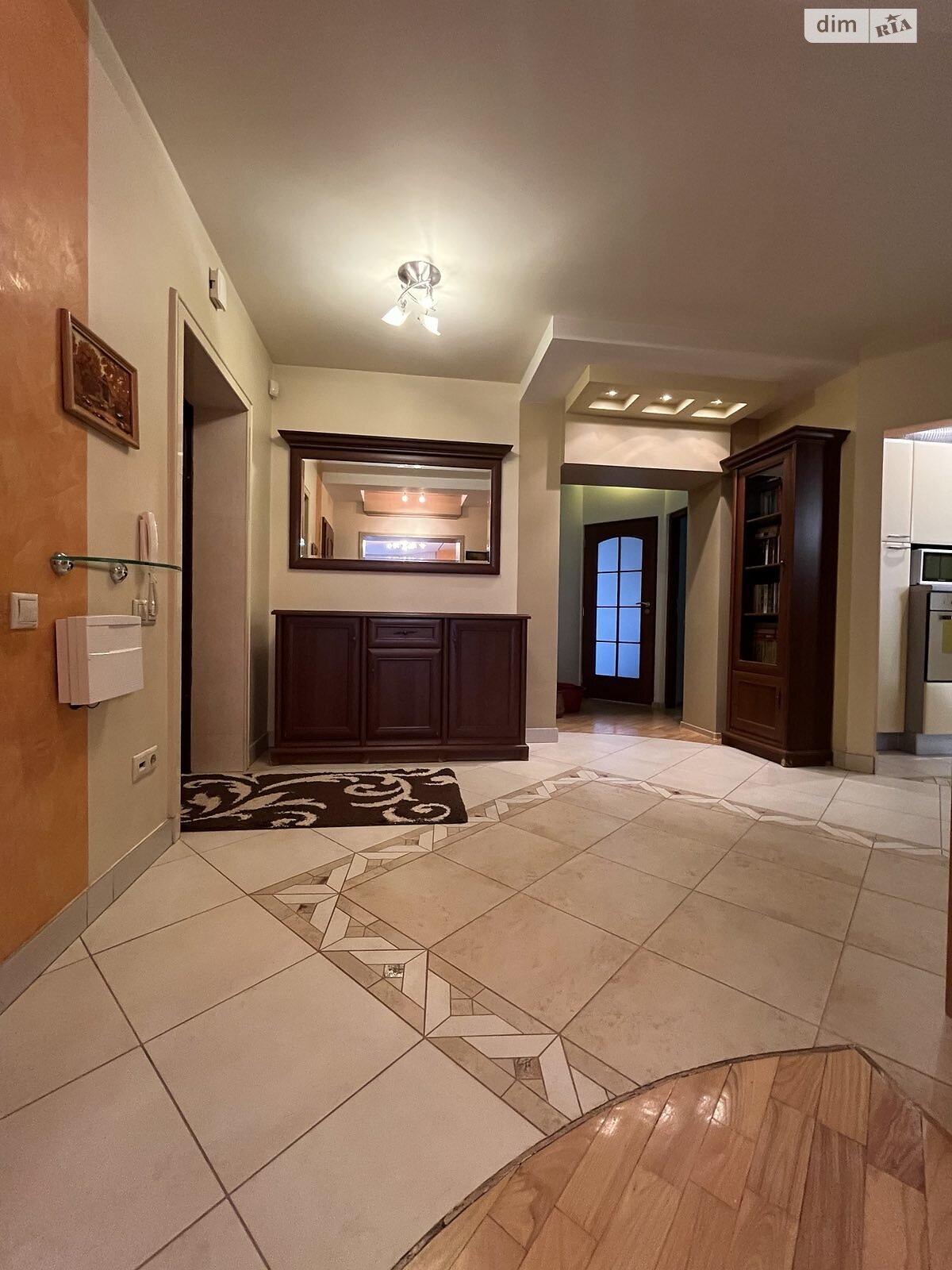 трехкомнатная квартира в Луцке, район Центр, на ул. Коновальца Евгения 8А в аренду на долгий срок помесячно фото 1