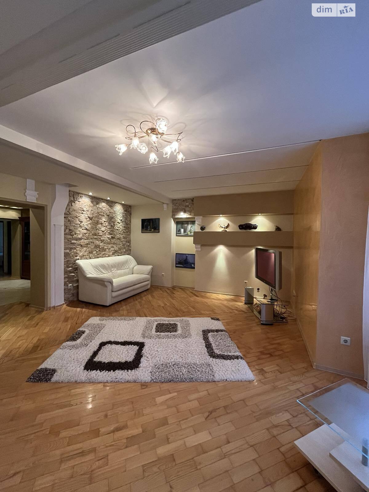 трехкомнатная квартира в Луцке, район Центр, на ул. Коновальца Евгения 8А в аренду на долгий срок помесячно фото 1