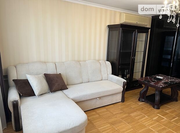 трехкомнатная квартира с мебелью в Луцке, район Центр, на Задворецька 15 в аренду на долгий срок помесячно фото 1