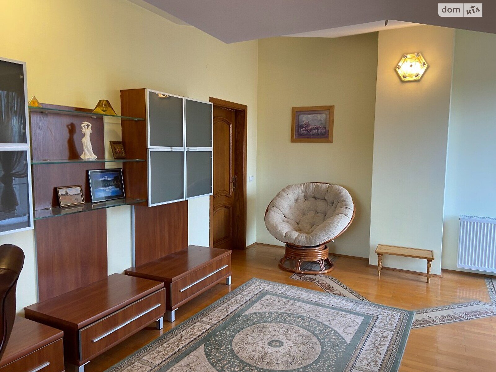 трехкомнатная квартира в Львове, район Франковский, на ул. Рудницкого Академика 21 в аренду на долгий срок помесячно фото 1