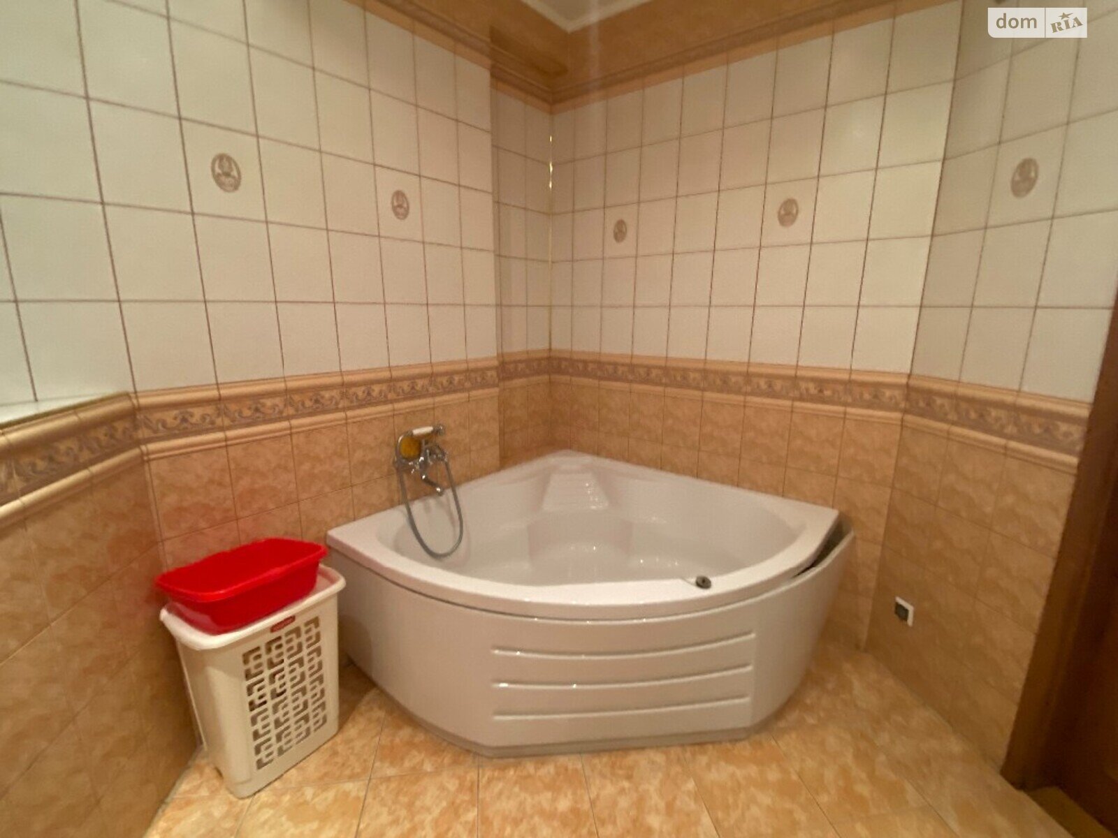 трехкомнатная квартира в Львове, район Франковский, на ул. Рудницкого Академика 21 в аренду на долгий срок помесячно фото 1