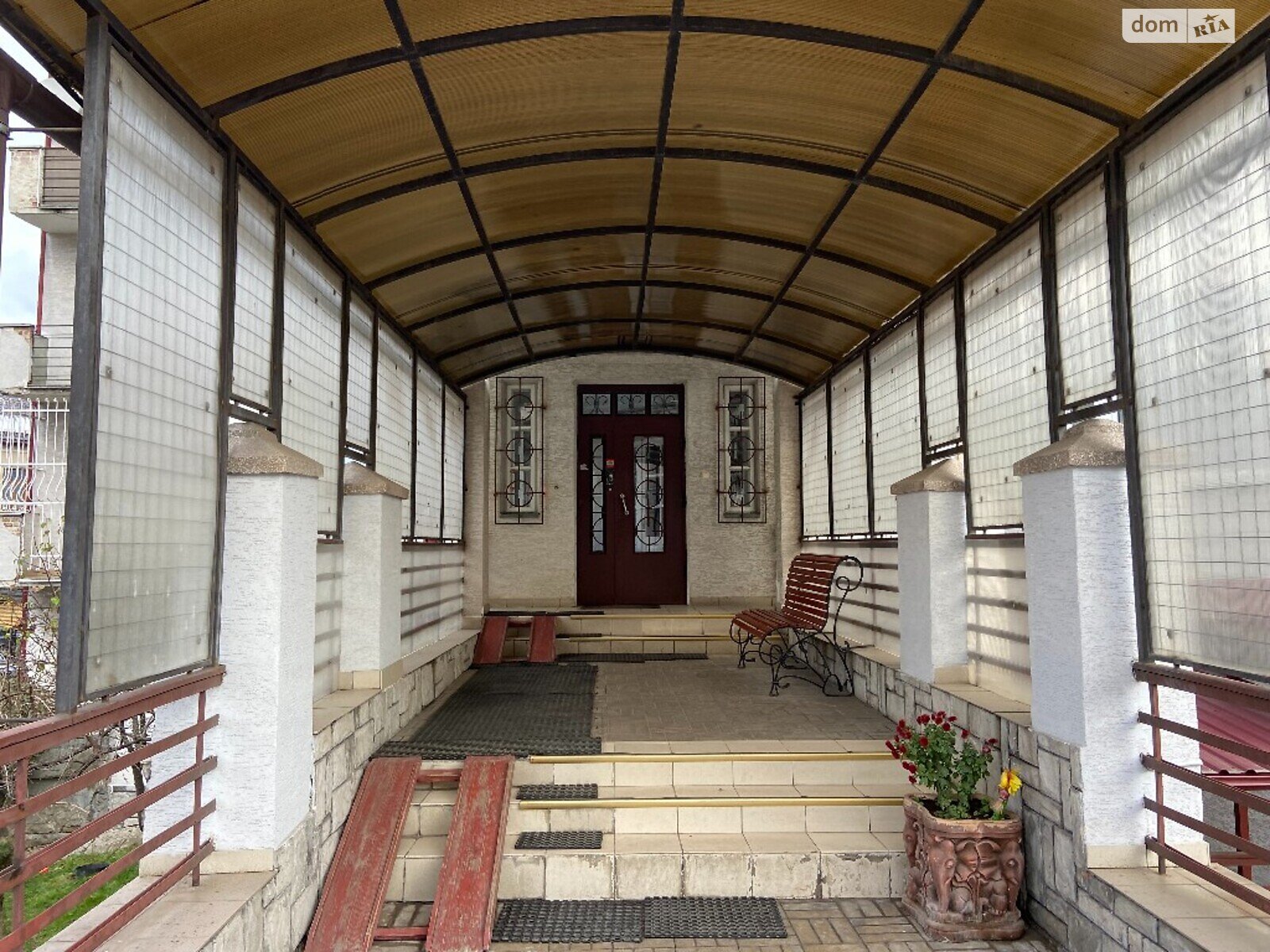 трехкомнатная квартира в Львове, район Франковский, на ул. Рудницкого Академика 21 в аренду на долгий срок помесячно фото 1