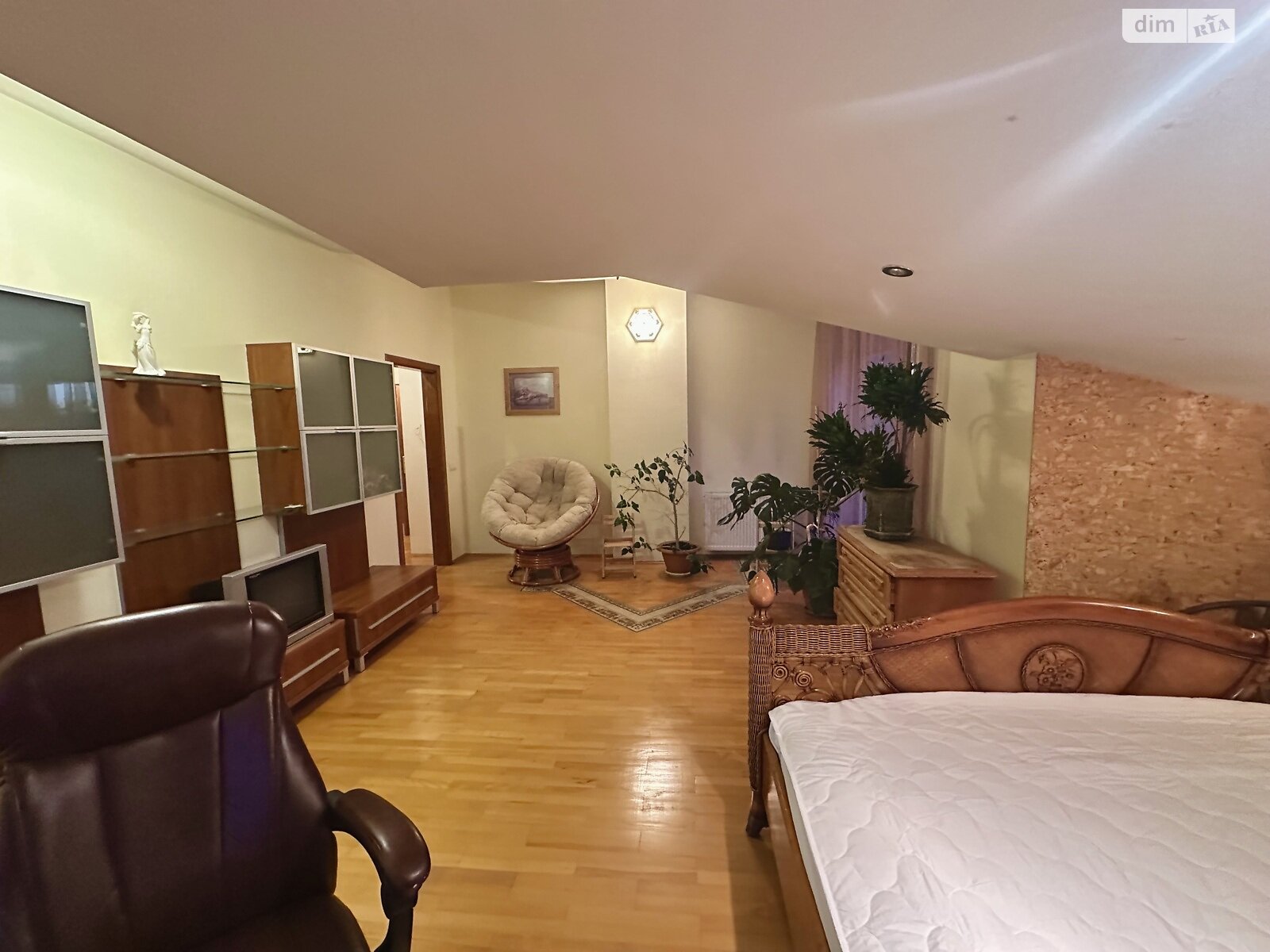 трехкомнатная квартира в Львове, район Франковский, на ул. Рудницкого Академика 21 в аренду на долгий срок помесячно фото 1