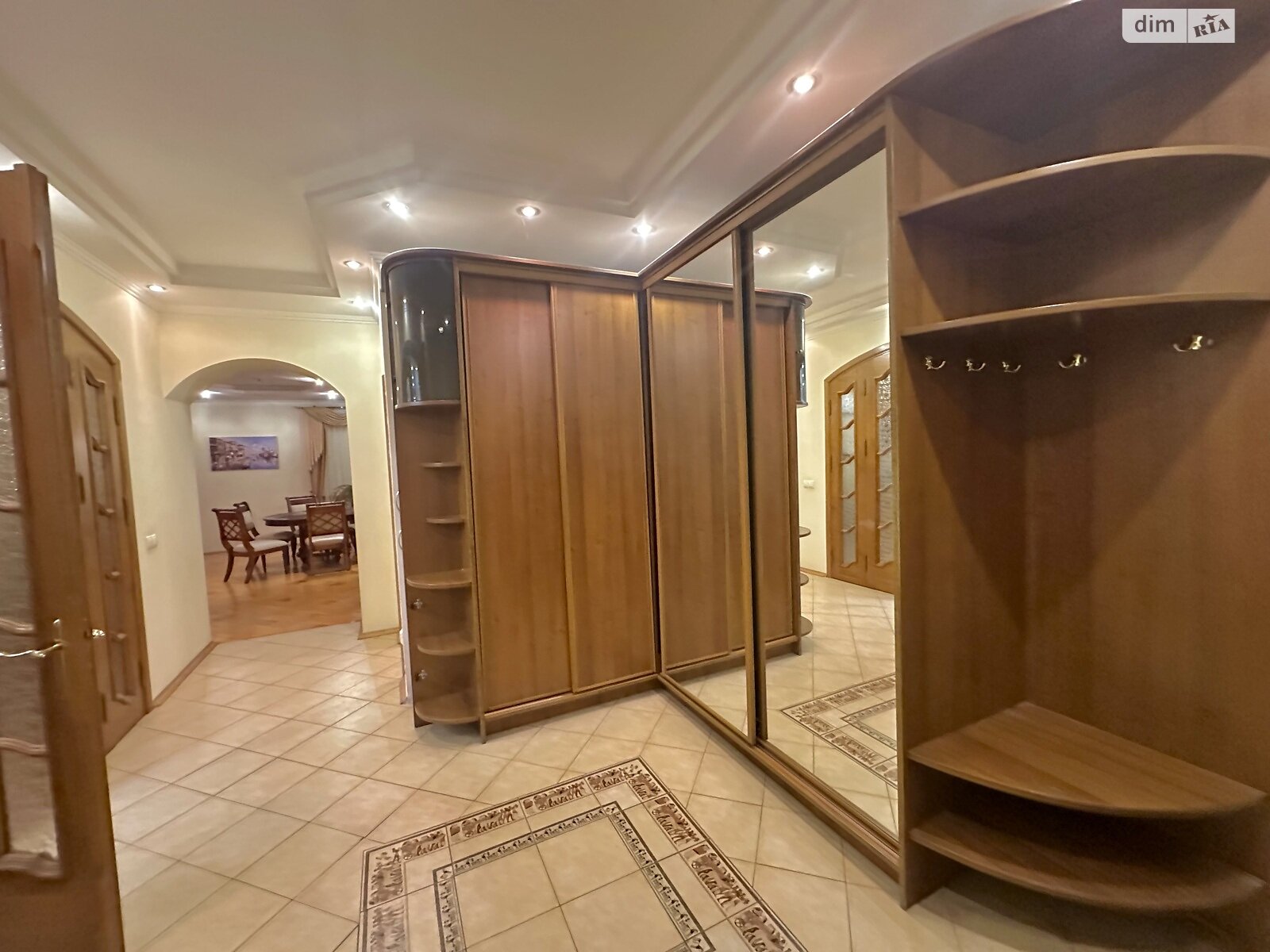 трехкомнатная квартира в Львове, район Франковский, на ул. Рудницкого Академика 21 в аренду на долгий срок помесячно фото 1