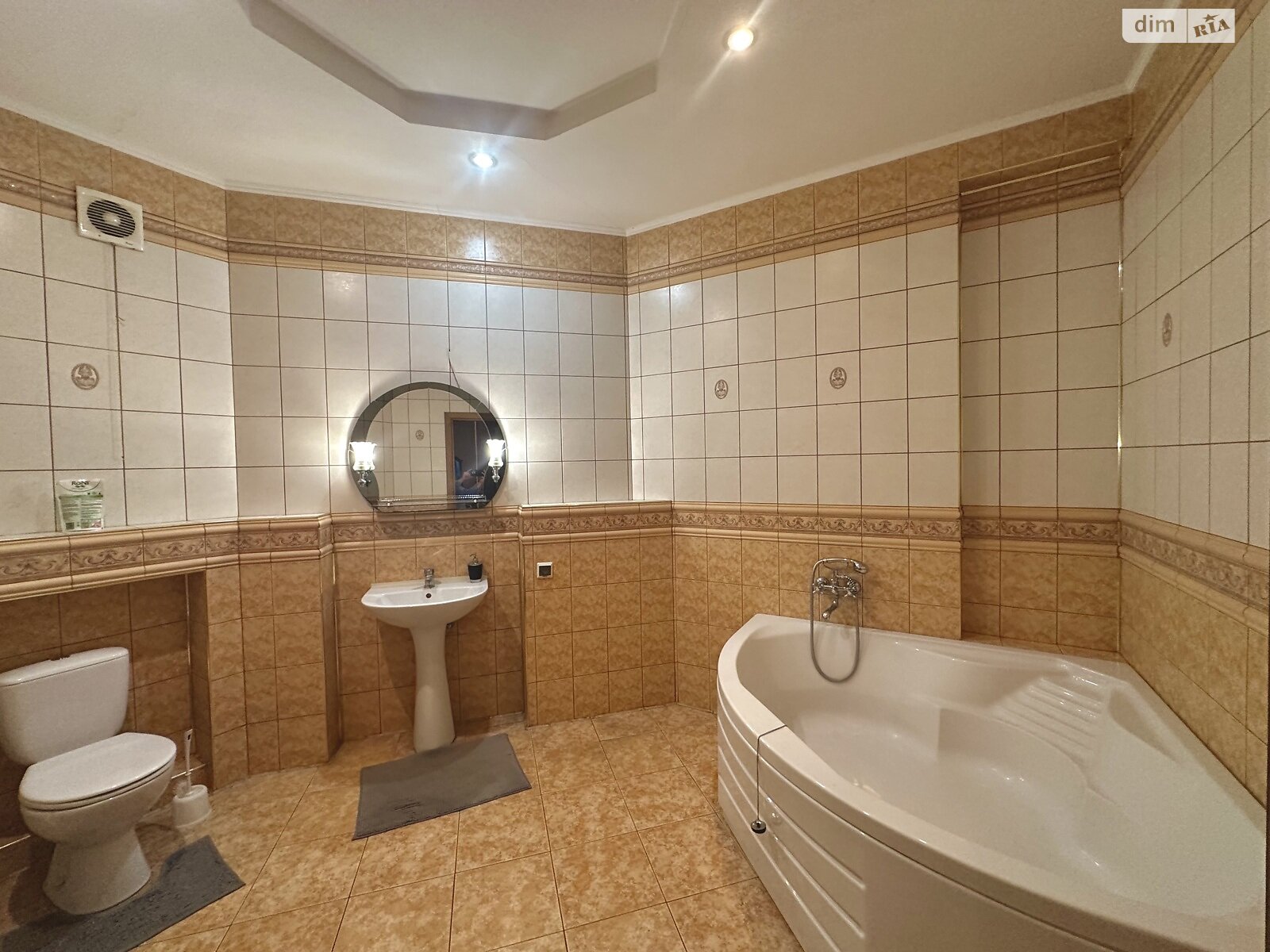 трехкомнатная квартира в Львове, район Франковский, на ул. Рудницкого Академика 21 в аренду на долгий срок помесячно фото 1