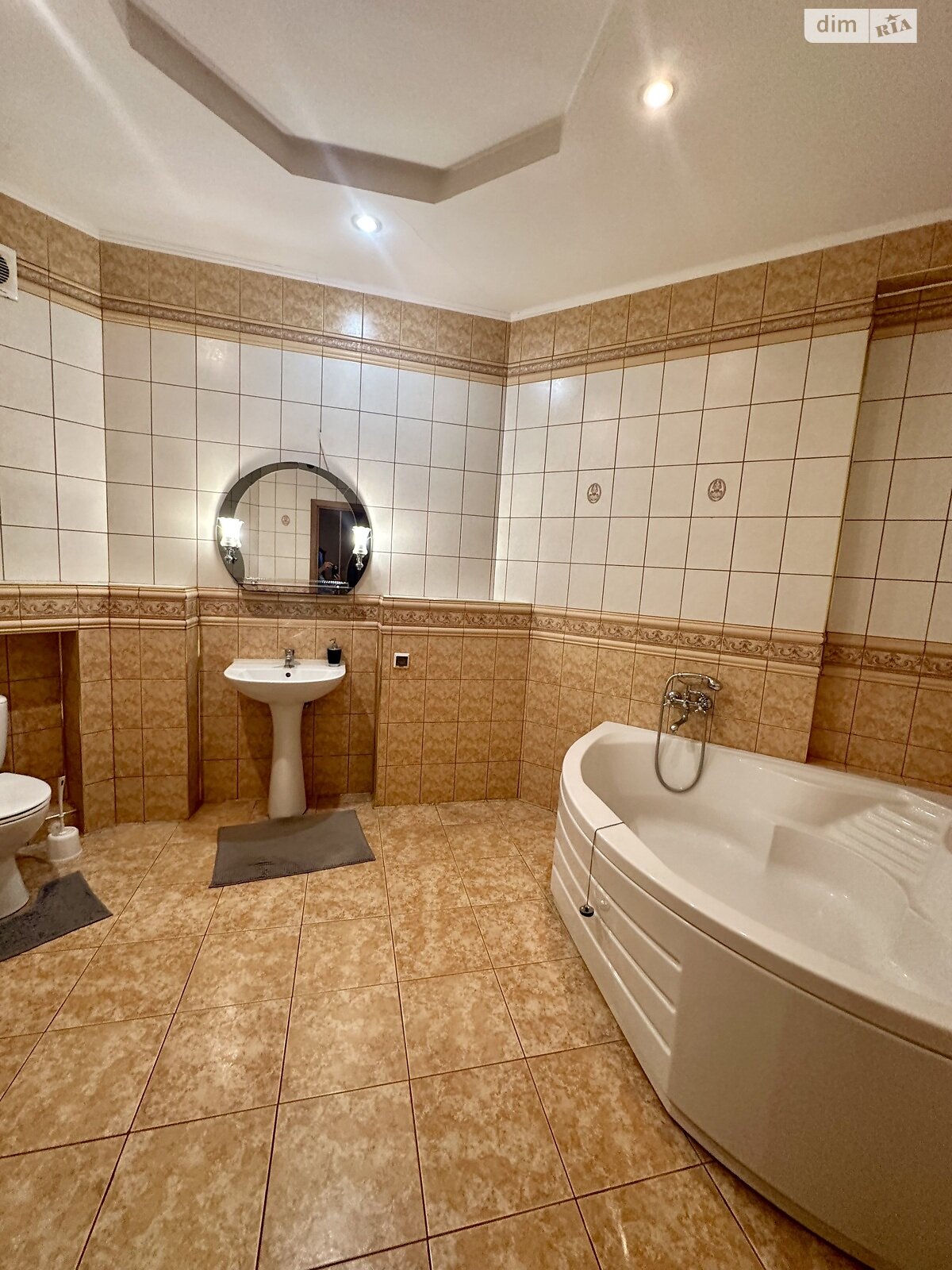 трехкомнатная квартира в Львове, район Франковский, на ул. Рудницкого Академика 21 в аренду на долгий срок помесячно фото 1