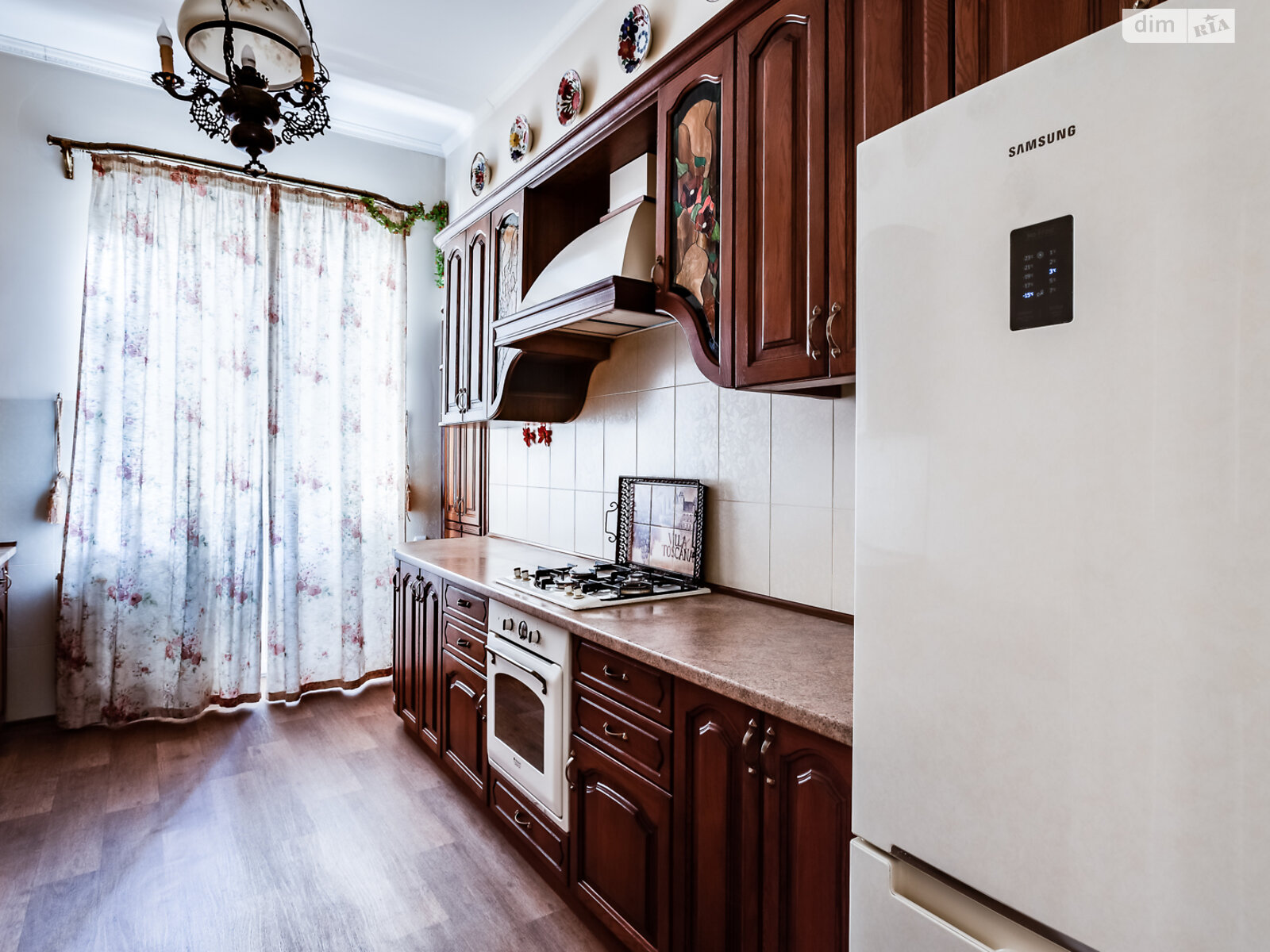 трехкомнатная квартира в Львове, район Франковский, на ул. Коновальца Евгения 37 в аренду на долгий срок помесячно фото 1 трехкомнатная квартира в Львове, район Франковский, на ул. Коновальца Евгения 37 в аренду на долгий срок помесячно фото 1