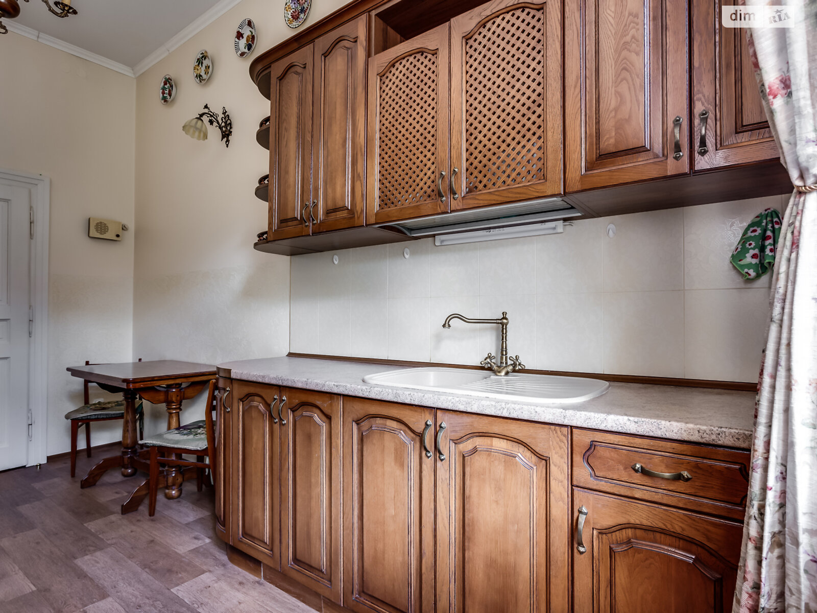 трехкомнатная квартира в Львове, район Франковский, на ул. Коновальца Евгения 37 в аренду на долгий срок помесячно фото 1 трехкомнатная квартира в Львове, район Франковский, на ул. Коновальца Евгения 37 в аренду на долгий срок помесячно фото 1