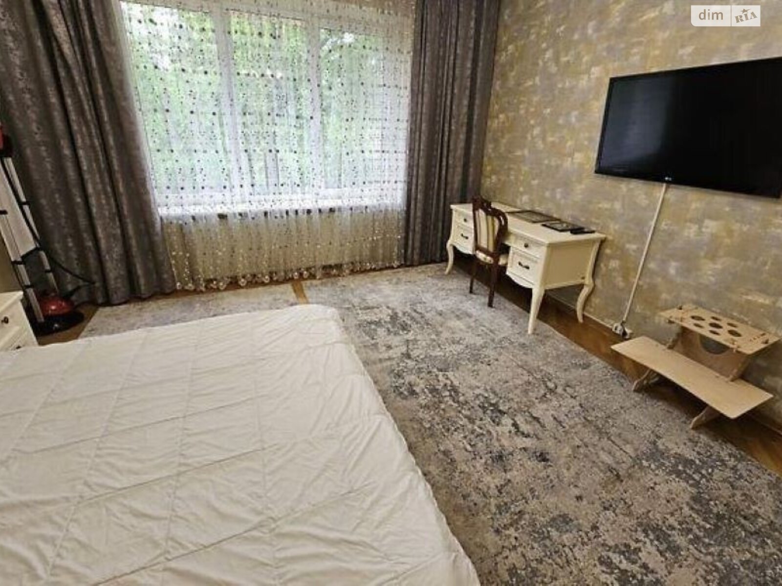 трехкомнатная квартира с мебелью в Львове, район Галицкий, на ул. Дорошенко Петра в аренду на долгий срок помесячно фото 1