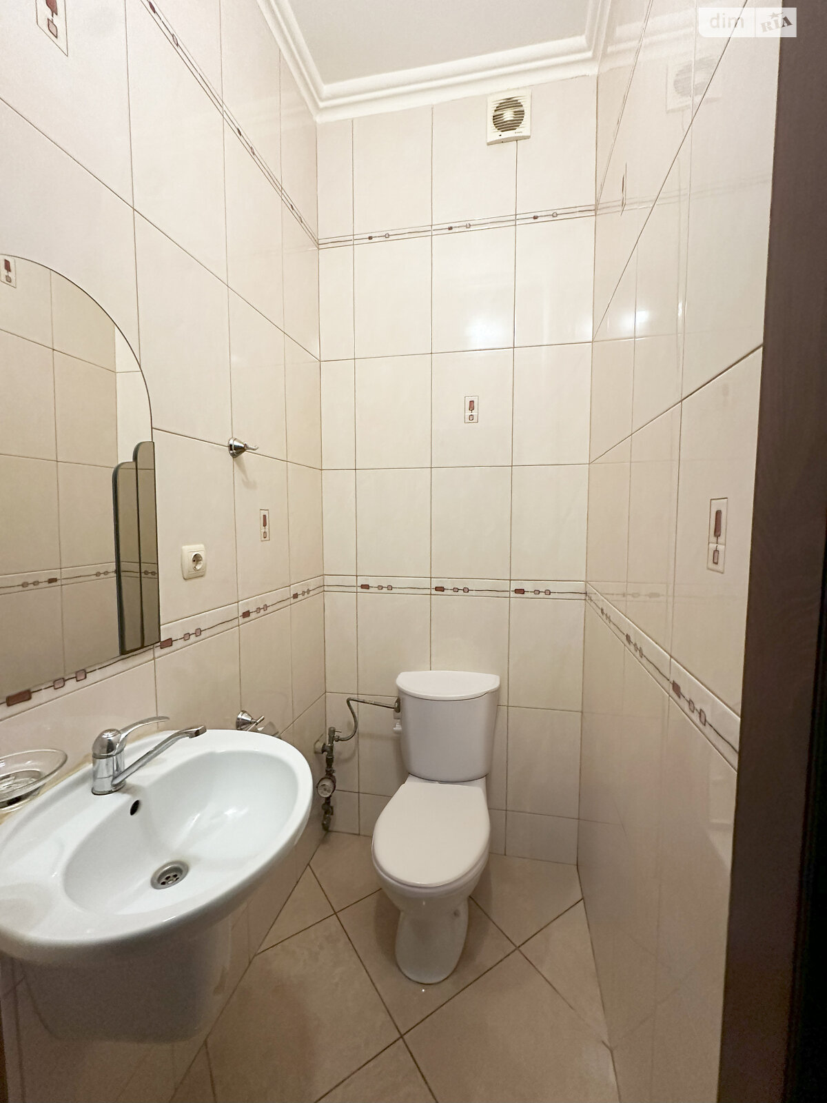 трехкомнатная квартира в Львове, район Кайзервальд, на ул. Метлинского в аренду на долгий срок помесячно фото 1 трехкомнатная квартира в Львове, район Кайзервальд, на ул. Метлинского в аренду на долгий срок помесячно фото 1