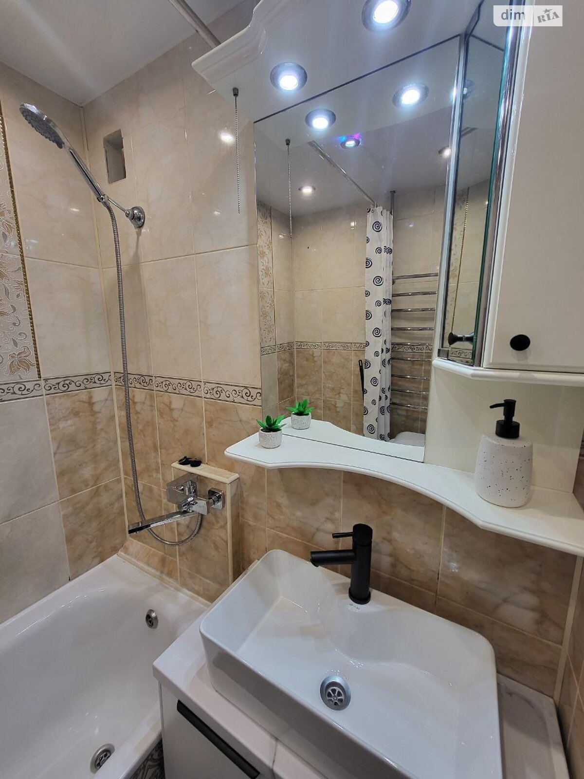 двокімнатна квартира в Львові, район Франківський, на вул. Наукова в довготривалу оренду помісячно фото 1