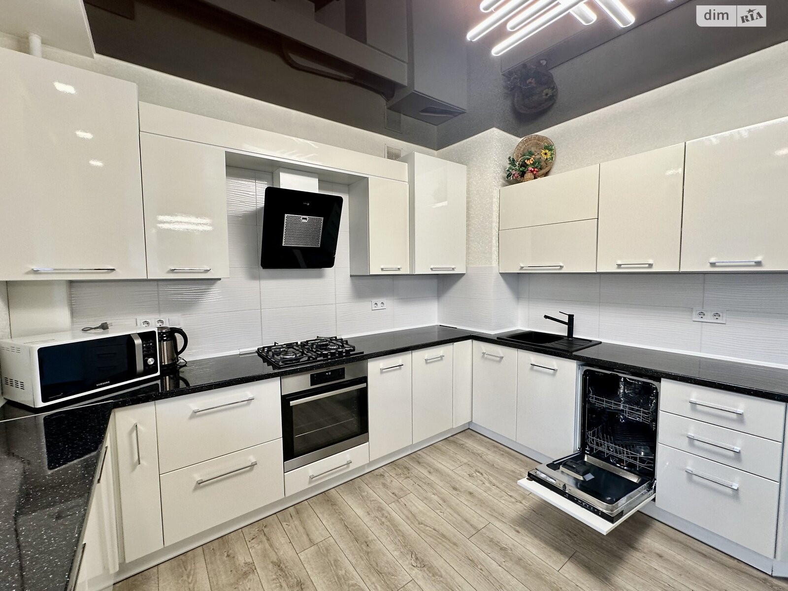 трехкомнатная квартира в Львове, район Новый Львов, на ул. Стуса Василия 22А в аренду на долгий срок помесячно фото 1