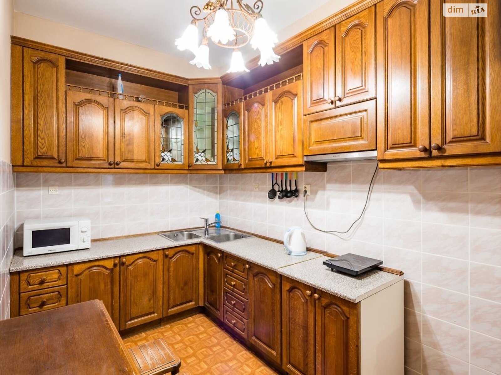 четырехкомнатная квартира в Львове, район Площадь Рынок, на ул. Гавришквича 2 в аренду на долгий срок помесячно фото 1 четырехкомнатная квартира в Львове, район Площадь Рынок, на ул. Гавришквича 2 в аренду на долгий срок помесячно фото 1