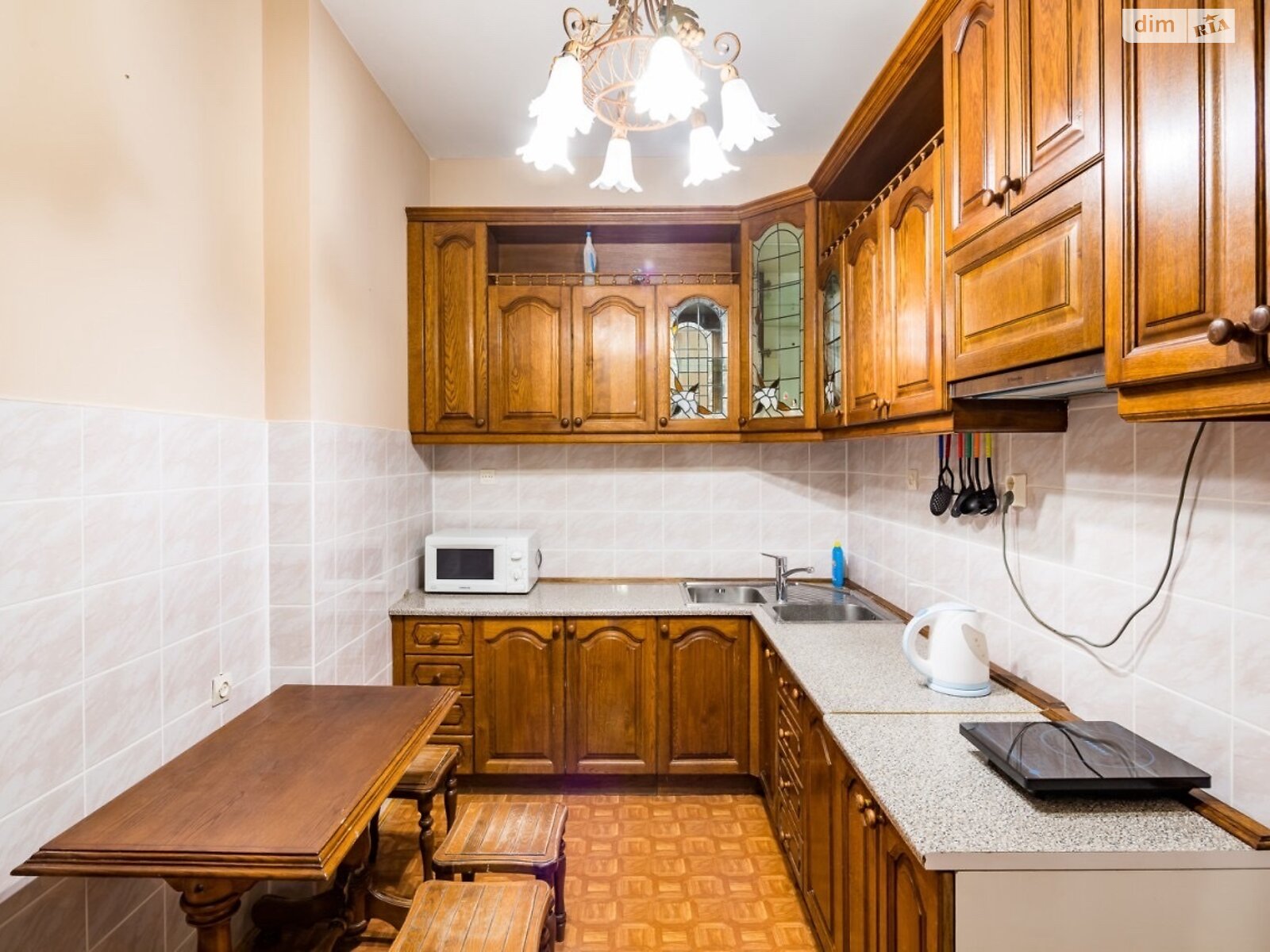 четырехкомнатная квартира в Львове, район Площадь Рынок, на ул. Гавришквича 2 в аренду на долгий срок помесячно фото 1 четырехкомнатная квартира в Львове, район Площадь Рынок, на ул. Гавришквича 2 в аренду на долгий срок помесячно фото 1