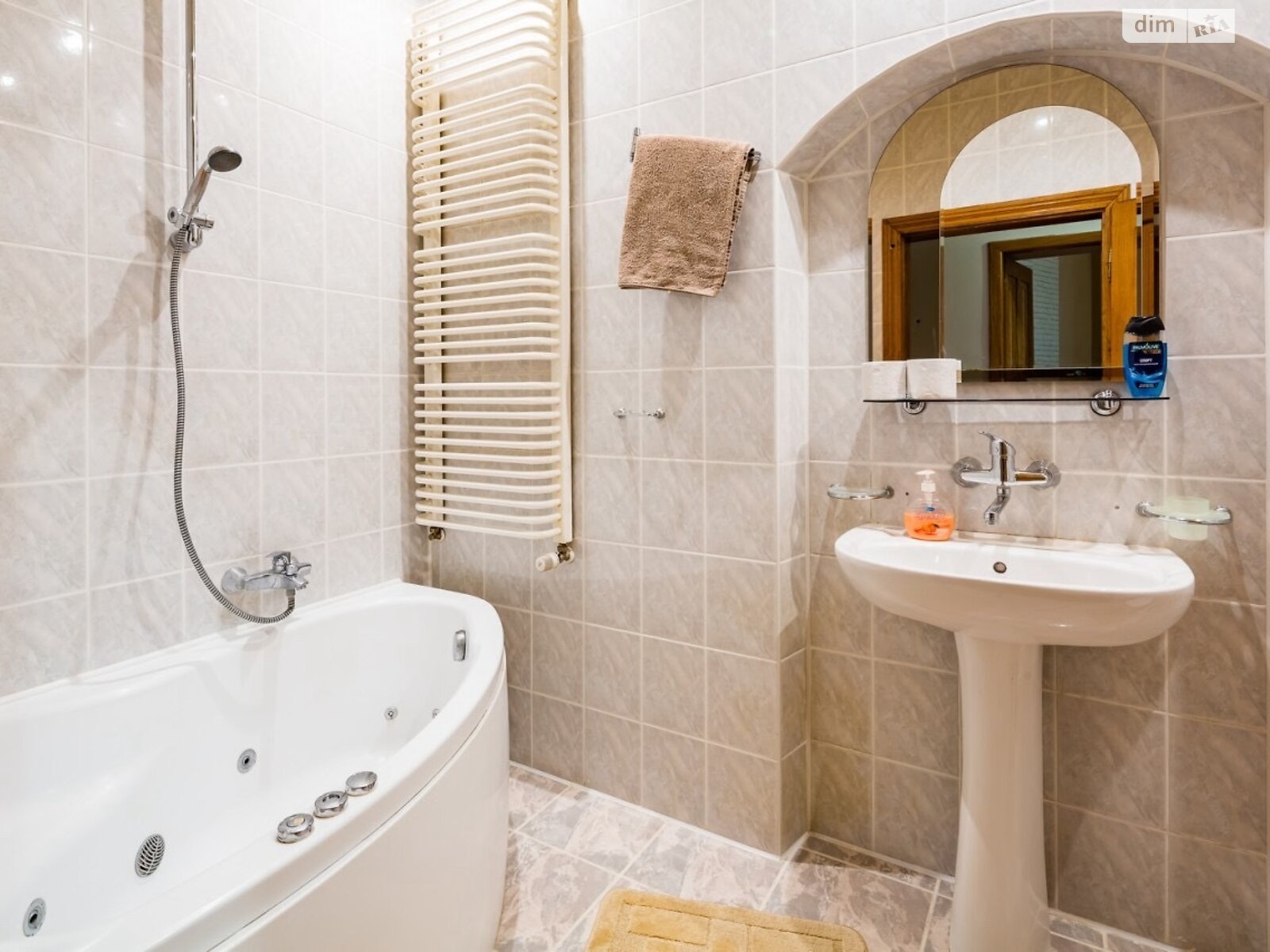 четырехкомнатная квартира в Львове, район Площадь Рынок, на ул. Гавришквича 2 в аренду на долгий срок помесячно фото 1 четырехкомнатная квартира в Львове, район Площадь Рынок, на ул. Гавришквича 2 в аренду на долгий срок помесячно фото 1