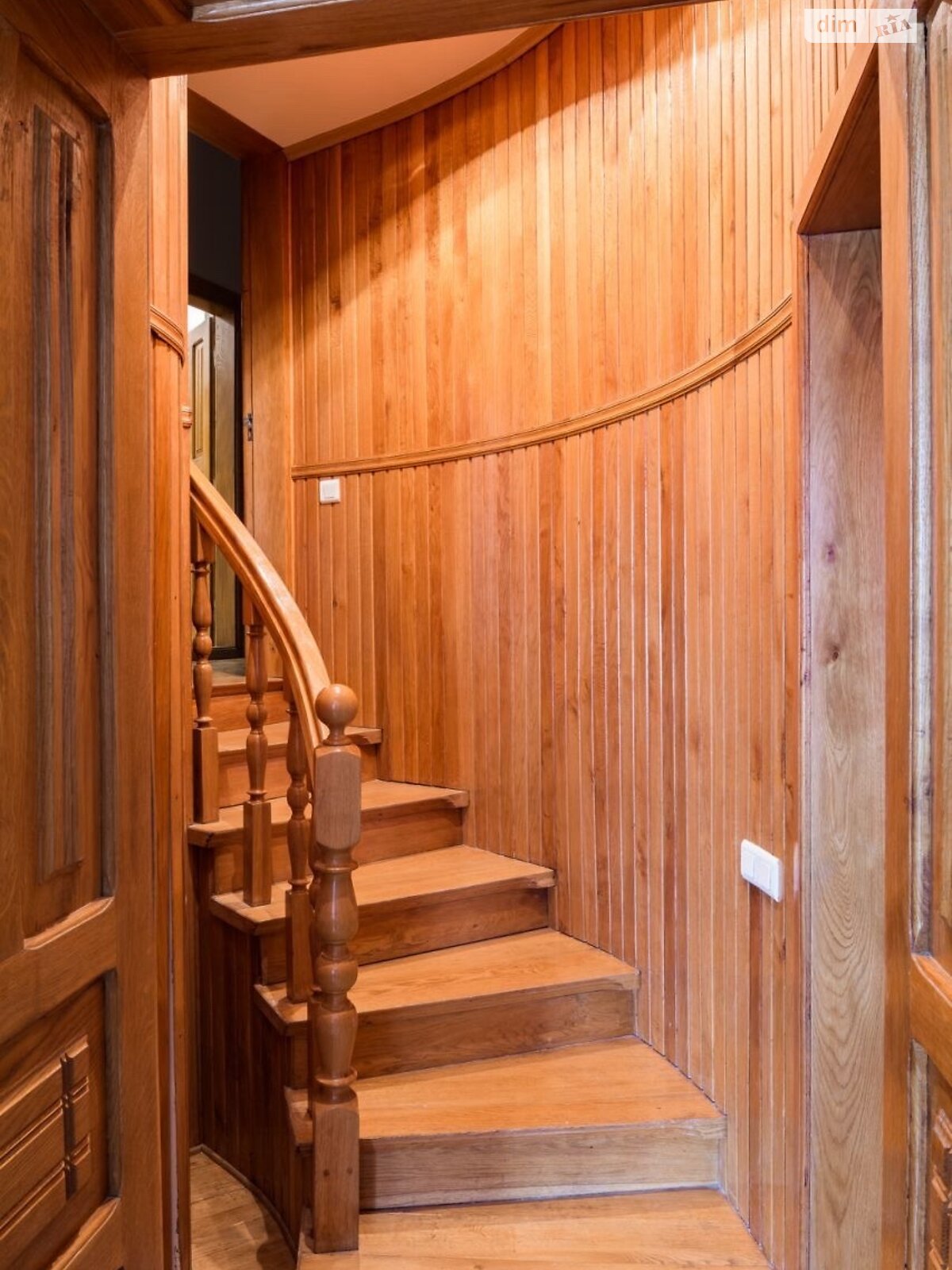 четырехкомнатная квартира в Львове, район Площадь Рынок, на ул. Гавришквича 2 в аренду на долгий срок помесячно фото 1 четырехкомнатная квартира в Львове, район Площадь Рынок, на ул. Гавришквича 2 в аренду на долгий срок помесячно фото 1