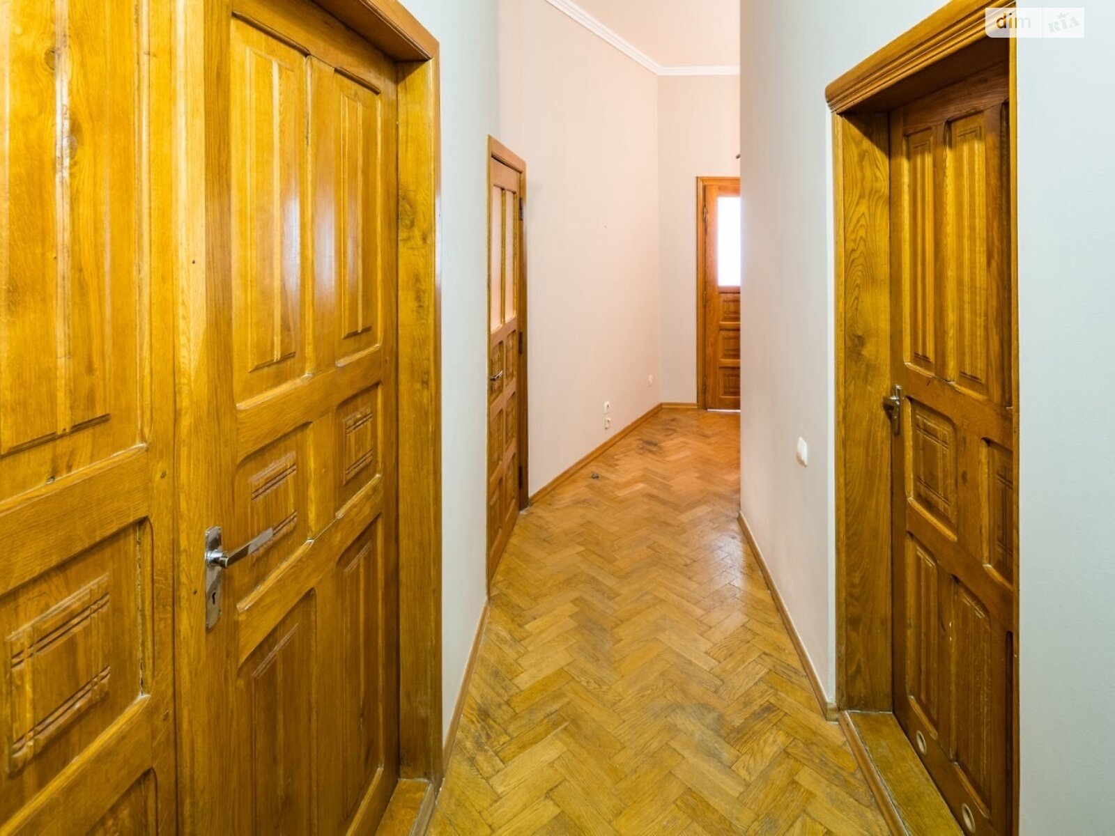 четырехкомнатная квартира в Львове, район Площадь Рынок, на ул. Гавришквича 2 в аренду на долгий срок помесячно фото 1 четырехкомнатная квартира в Львове, район Площадь Рынок, на ул. Гавришквича 2 в аренду на долгий срок помесячно фото 1