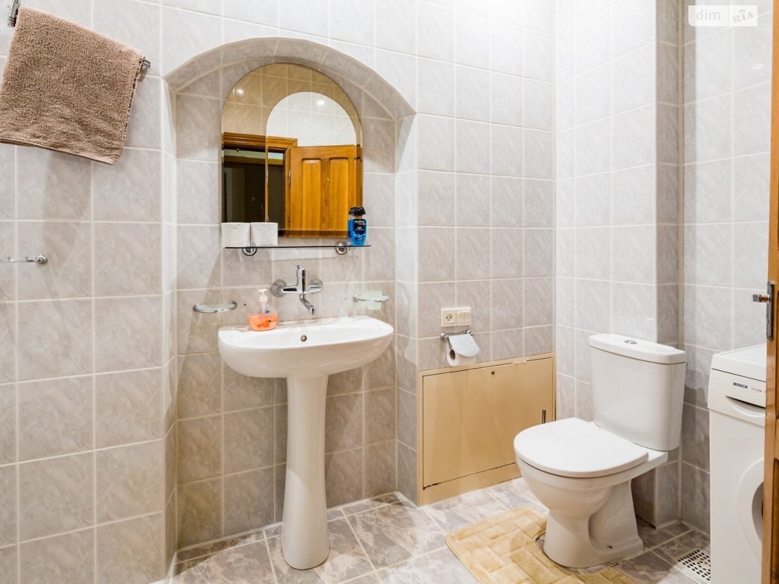 четырехкомнатная квартира в Львове, район Площадь Рынок, на ул. Гавришквича 2 в аренду на долгий срок помесячно фото 1 четырехкомнатная квартира в Львове, район Площадь Рынок, на ул. Гавришквича 2 в аренду на долгий срок помесячно фото 1