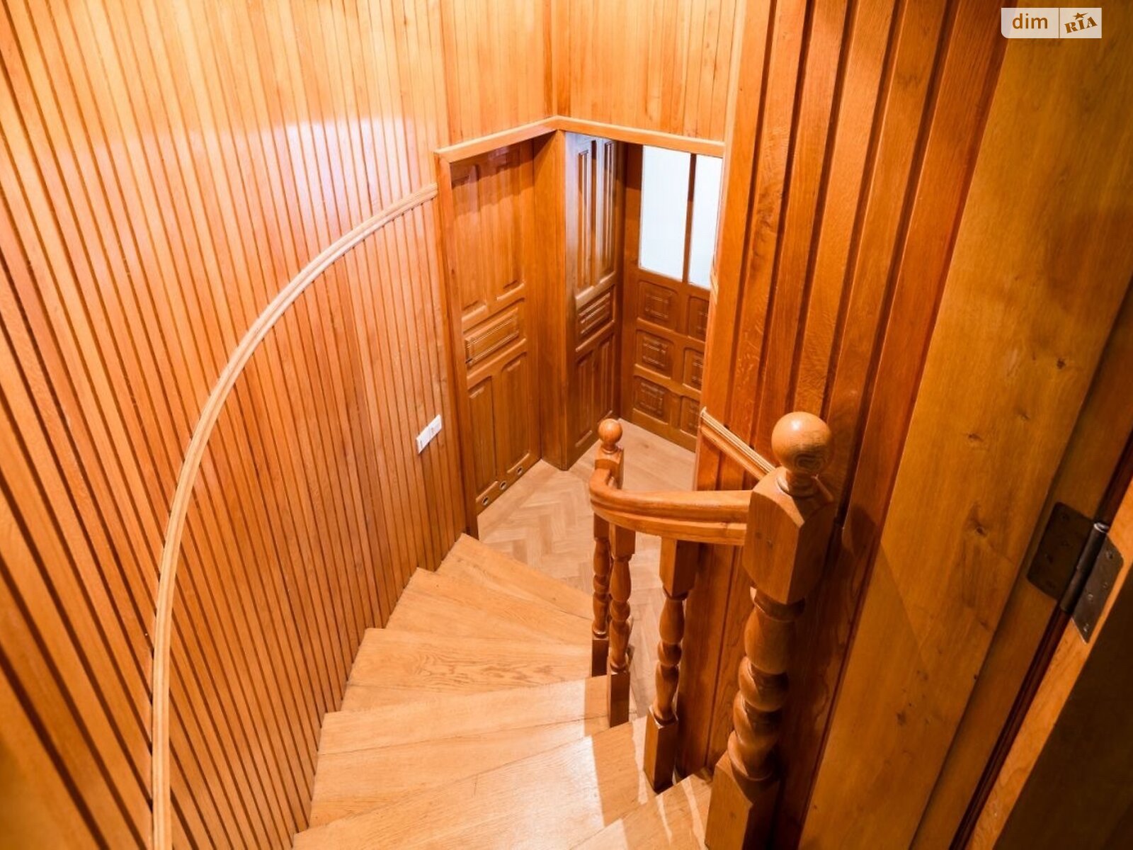 четырехкомнатная квартира в Львове, район Площадь Рынок, на ул. Гавришквича 2 в аренду на долгий срок помесячно фото 1 четырехкомнатная квартира в Львове, район Площадь Рынок, на ул. Гавришквича 2 в аренду на долгий срок помесячно фото 1