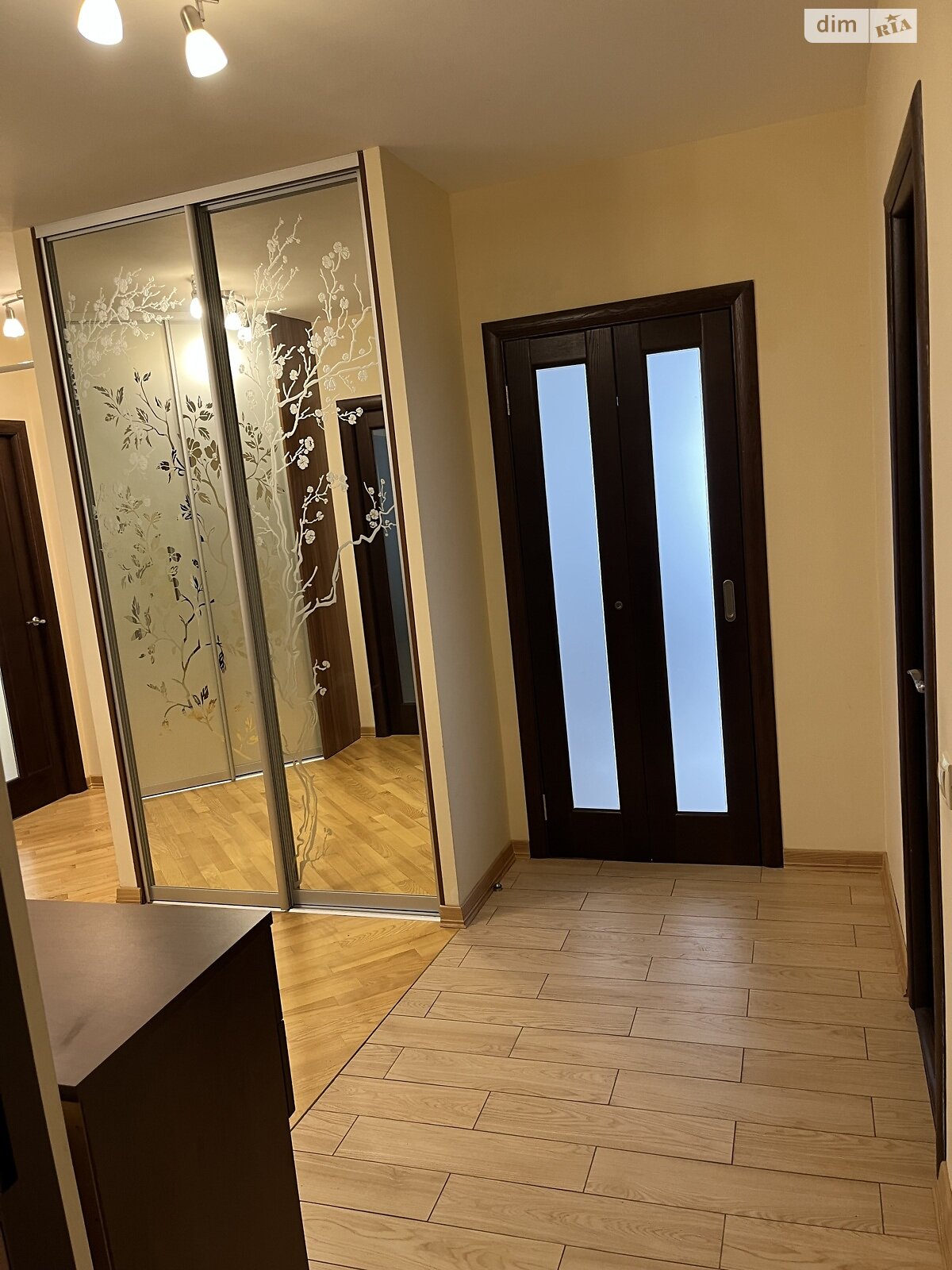 четырехкомнатная квартира в Львове, район Санта Барбара, на ул. Михаила Горыня 25 в аренду на долгий срок помесячно фото 1 четырехкомнатная квартира в Львове, район Санта Барбара, на ул. Михаила Горыня 25 в аренду на долгий срок помесячно фото 1