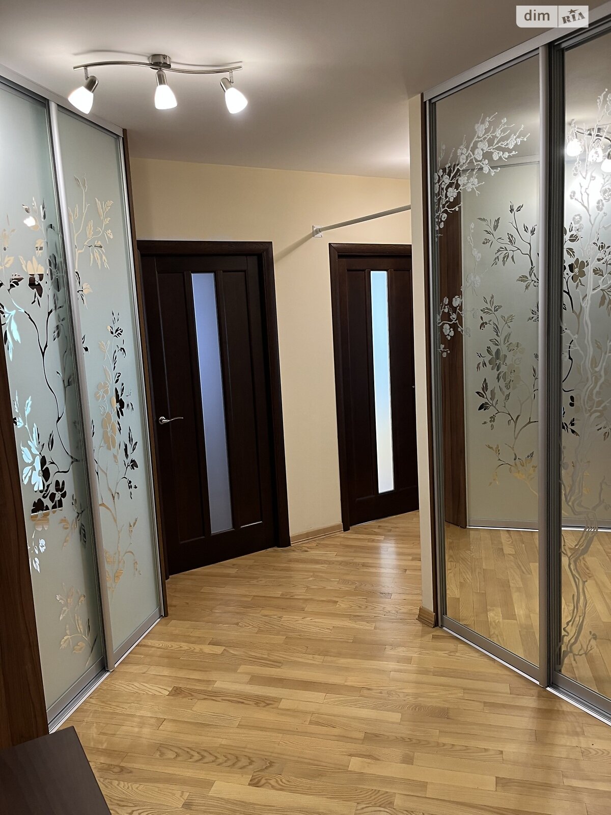 четырехкомнатная квартира в Львове, район Санта Барбара, на ул. Михаила Горыня 25 в аренду на долгий срок помесячно фото 1 четырехкомнатная квартира в Львове, район Санта Барбара, на ул. Михаила Горыня 25 в аренду на долгий срок помесячно фото 1