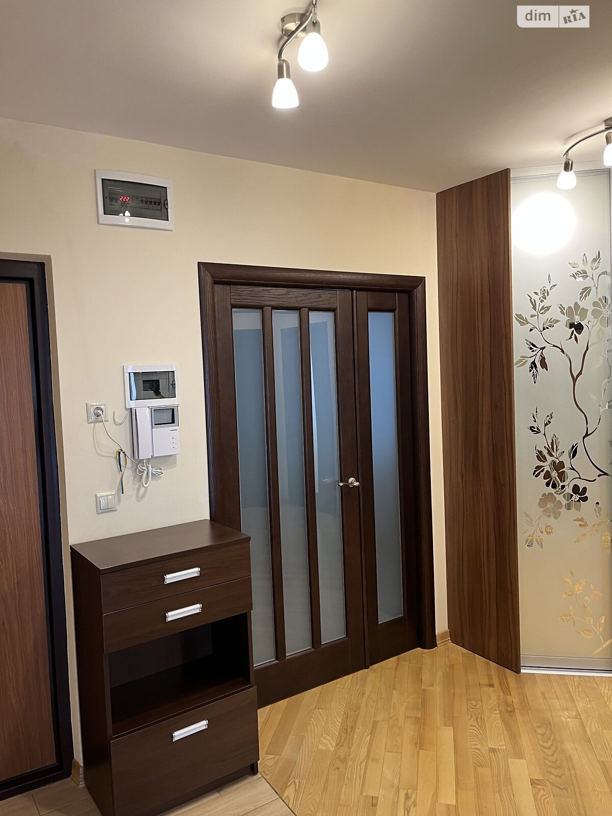 четырехкомнатная квартира в Львове, район Санта Барбара, на ул. Михаила Горыня 25 в аренду на долгий срок помесячно фото 1 четырехкомнатная квартира в Львове, район Санта Барбара, на ул. Михаила Горыня 25 в аренду на долгий срок помесячно фото 1