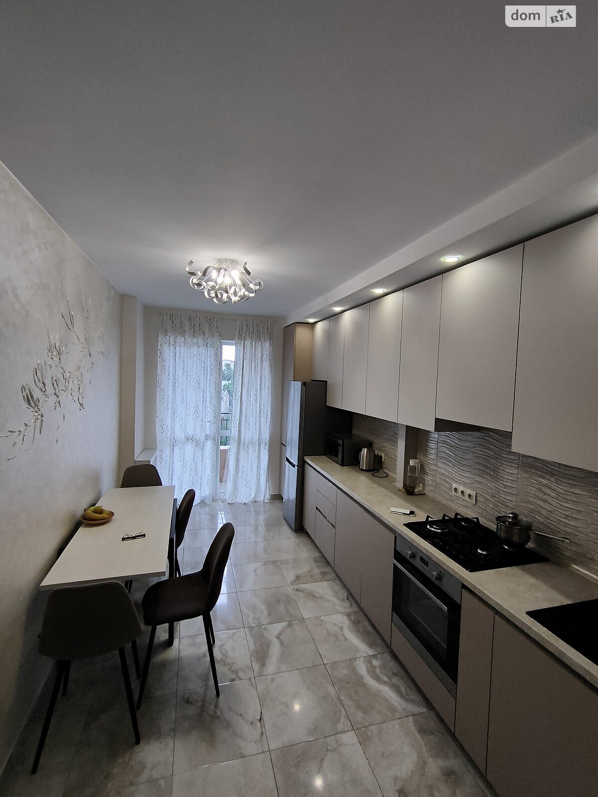 трикімнатна квартира з меблями в Львові, район Шевченківський, на вул. Шевченка Тараса в довготривалу оренду помісячно фото 1 трикімнатна квартира з меблями в Львові, район Шевченківський, на вул. Шевченка Тараса в довготривалу оренду помісячно фото 1