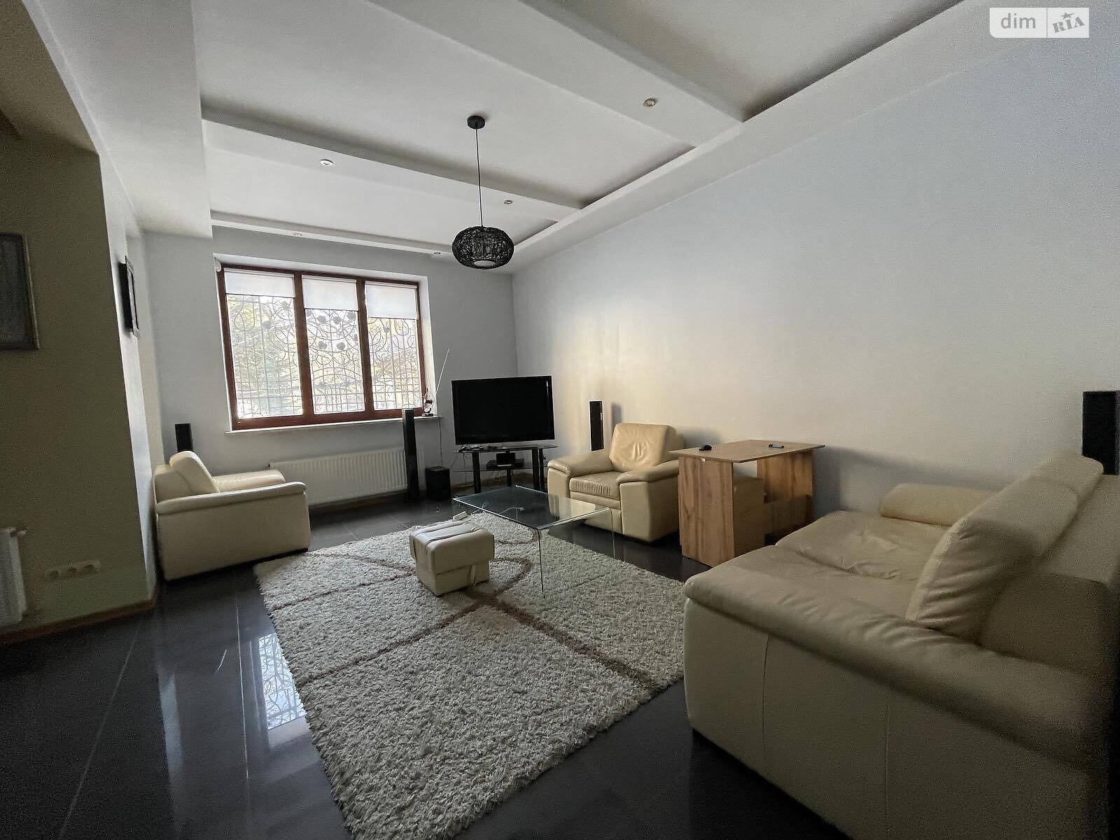 трехкомнатная квартира в Львове, район Центр, на ул. Довбуша Олексы в аренду на долгий срок помесячно фото 1 трехкомнатная квартира в Львове, район Центр, на ул. Довбуша Олексы в аренду на долгий срок помесячно фото 1