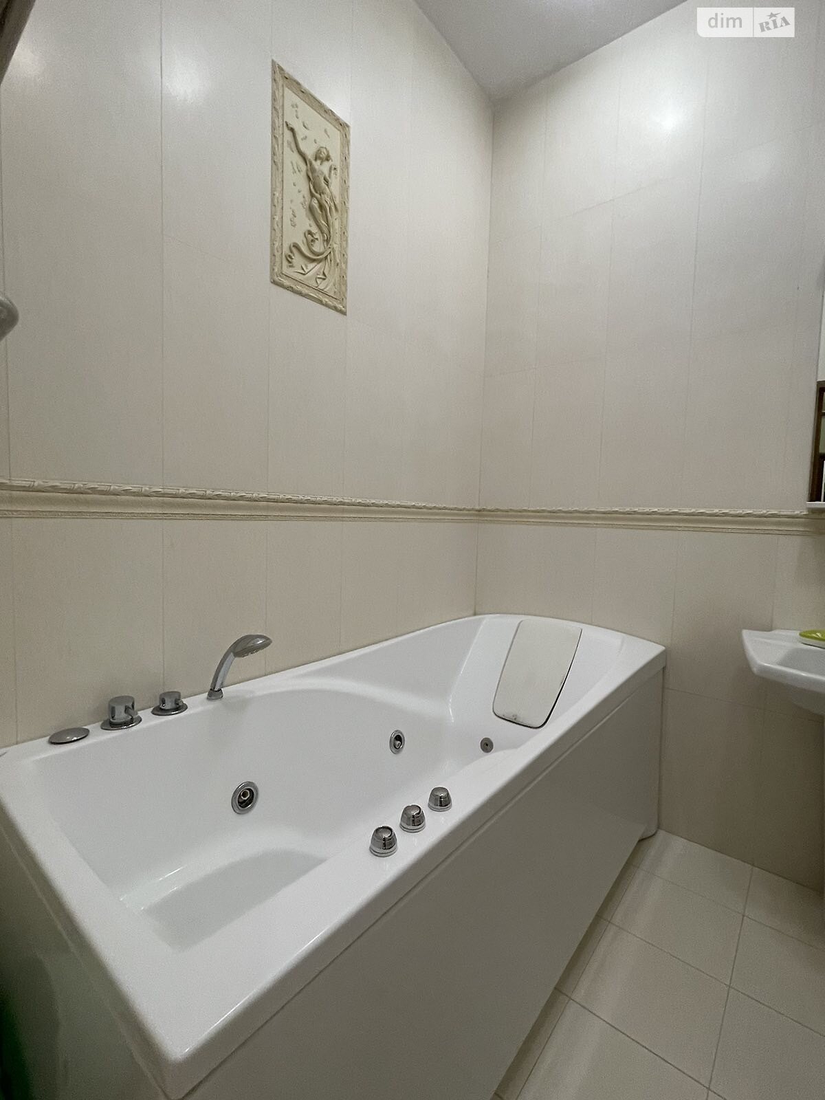 трехкомнатная квартира в Львове, район Центр, на ул. Довбуша Олексы в аренду на долгий срок помесячно фото 1 трехкомнатная квартира в Львове, район Центр, на ул. Довбуша Олексы в аренду на долгий срок помесячно фото 1