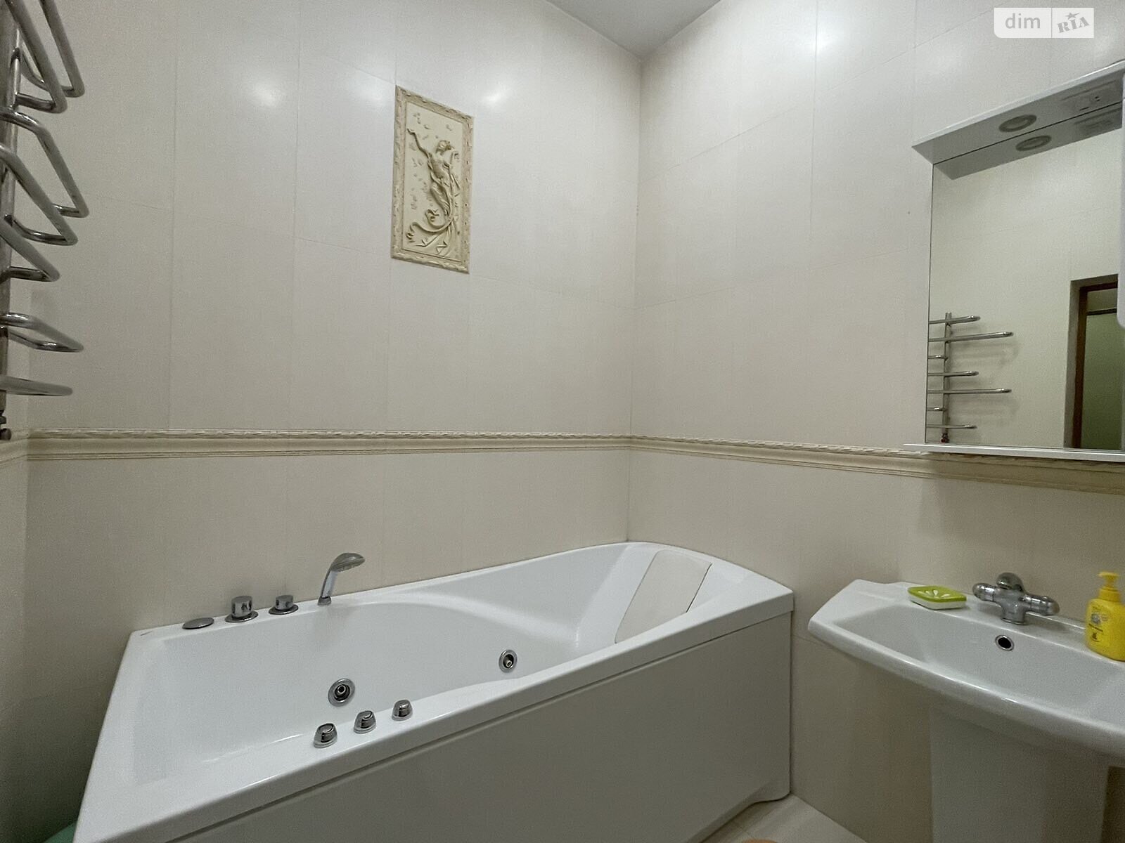 трехкомнатная квартира в Львове, район Центр, на ул. Довбуша Олексы в аренду на долгий срок помесячно фото 1 трехкомнатная квартира в Львове, район Центр, на ул. Довбуша Олексы в аренду на долгий срок помесячно фото 1