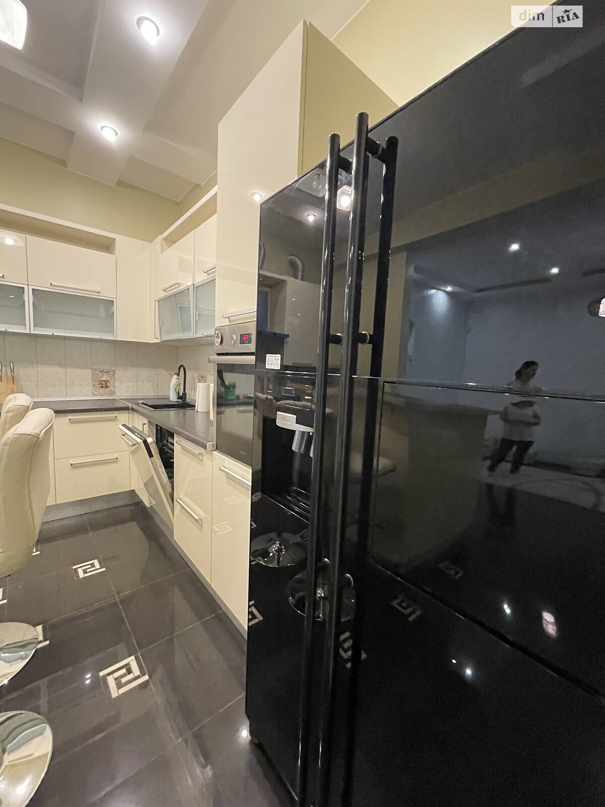 трехкомнатная квартира в Львове, район Центр, на ул. Довбуша Олексы в аренду на долгий срок помесячно фото 1 трехкомнатная квартира в Львове, район Центр, на ул. Довбуша Олексы в аренду на долгий срок помесячно фото 1