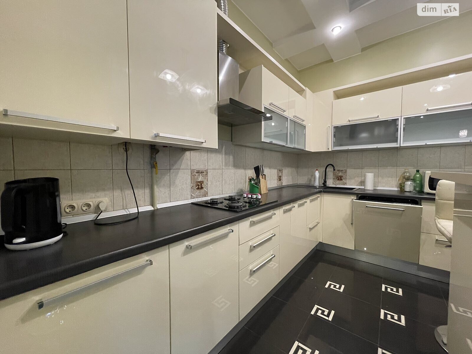 трехкомнатная квартира в Львове, район Центр, на ул. Довбуша Олексы в аренду на долгий срок помесячно фото 1 трехкомнатная квартира в Львове, район Центр, на ул. Довбуша Олексы в аренду на долгий срок помесячно фото 1