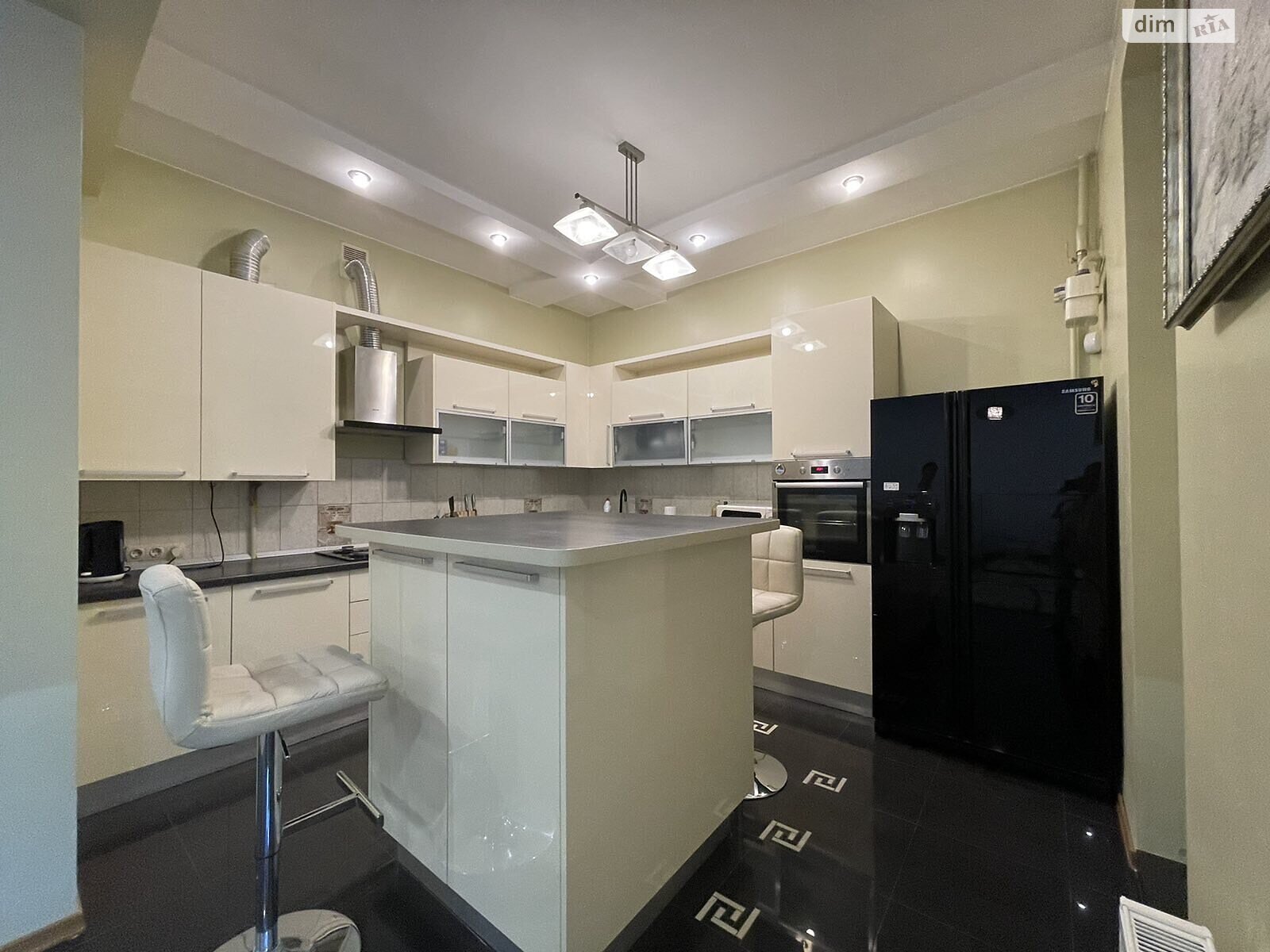 трехкомнатная квартира в Львове, район Центр, на ул. Довбуша Олексы в аренду на долгий срок помесячно фото 1 трехкомнатная квартира в Львове, район Центр, на ул. Довбуша Олексы в аренду на долгий срок помесячно фото 1