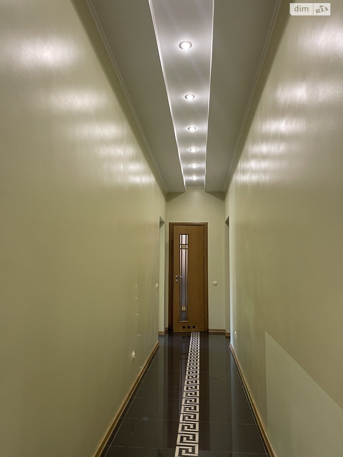 трехкомнатная квартира в Львове, район Центр, на ул. Довбуша Олексы в аренду на долгий срок помесячно фото 1 трехкомнатная квартира в Львове, район Центр, на ул. Довбуша Олексы в аренду на долгий срок помесячно фото 1