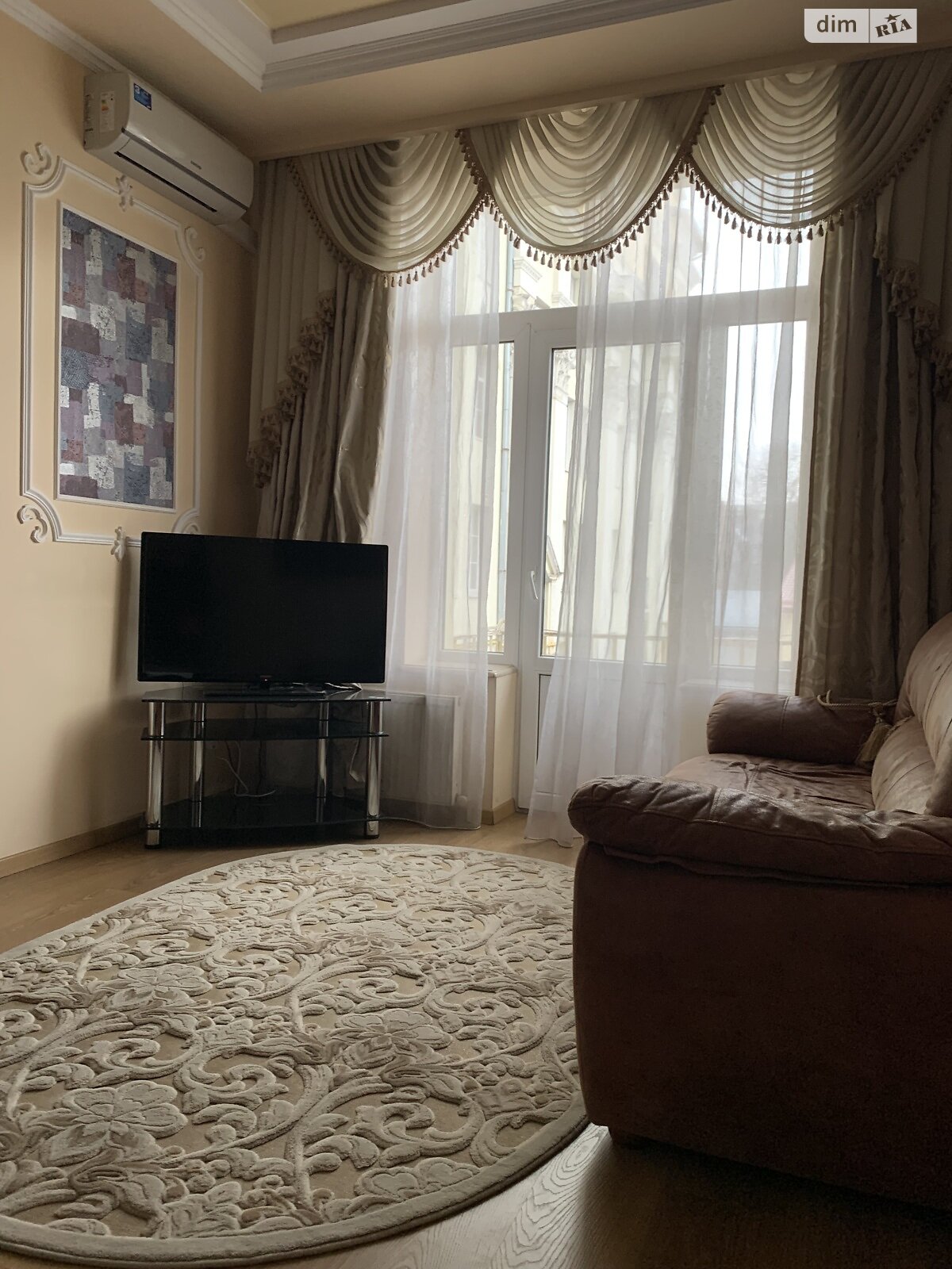 двухкомнатная квартира в Львове, район Галицкий, на пл. Франко Ивана 23 в аренду на долгий срок помесячно фото 1 двухкомнатная квартира в Львове, район Галицкий, на пл. Франко Ивана 23 в аренду на долгий срок помесячно фото 1