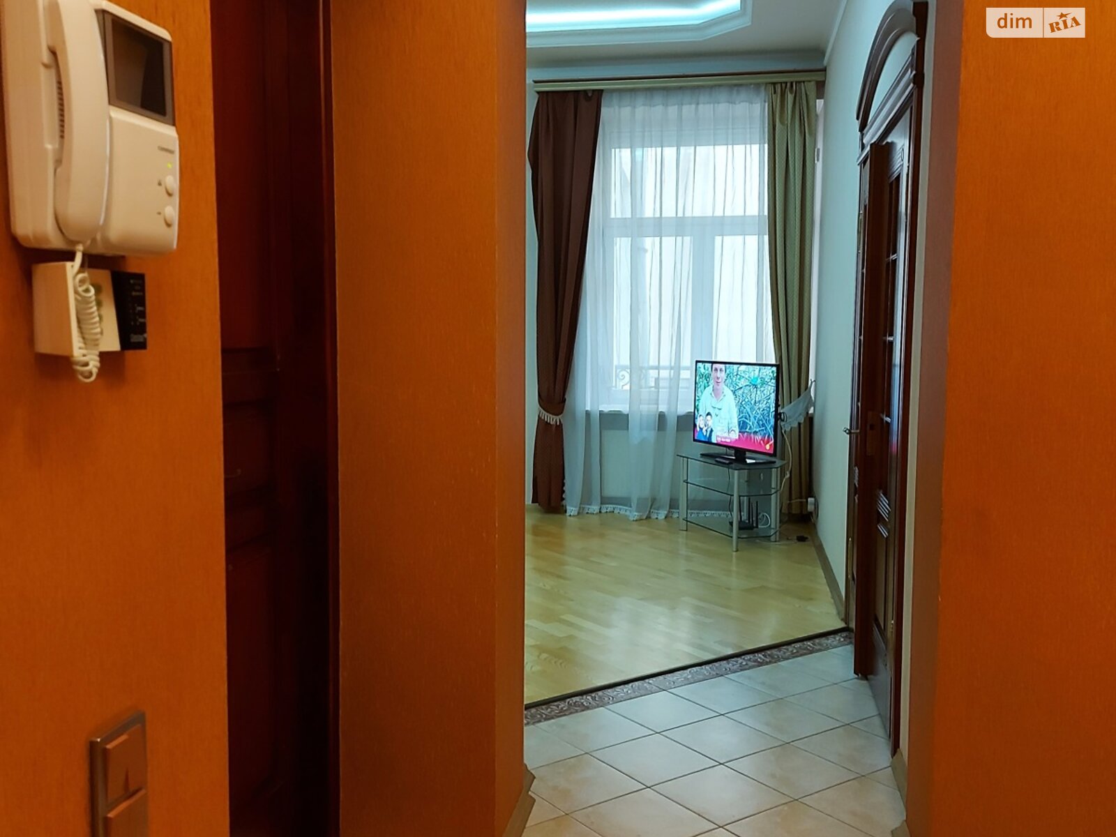 трикімнатна квартира в Львові, район Центр, на вул. Крушельницької Соломії 19 в довготривалу оренду помісячно фото 1