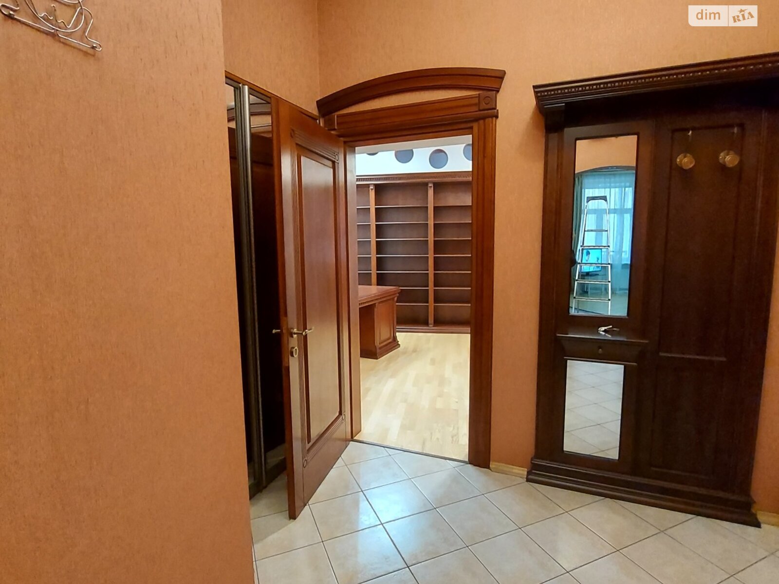 трикімнатна квартира в Львові, район Центр, на вул. Крушельницької Соломії 19 в довготривалу оренду помісячно фото 1