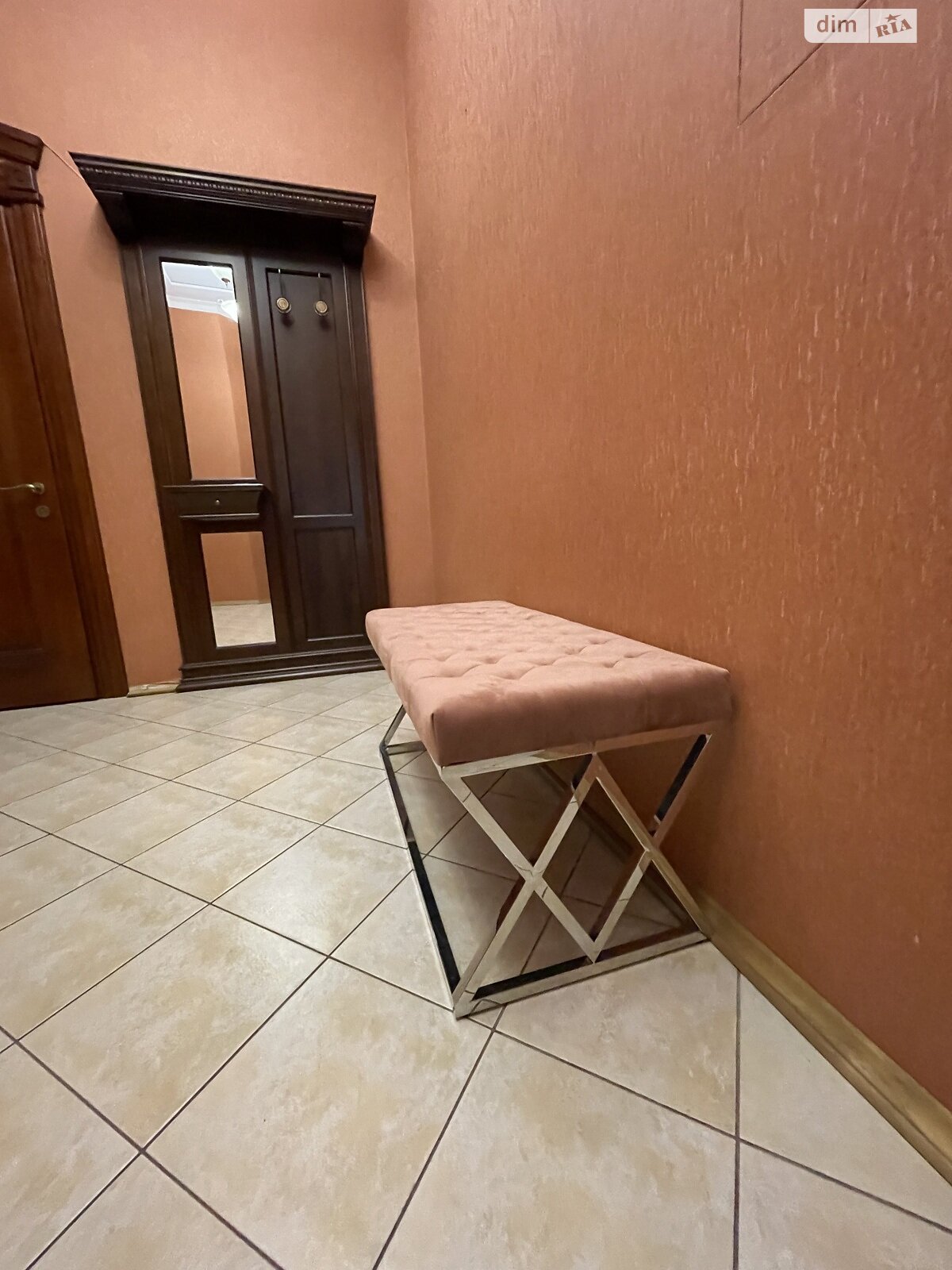 трикімнатна квартира в Львові, район Центр, на вул. Крушельницької Соломії 19 в довготривалу оренду помісячно фото 1