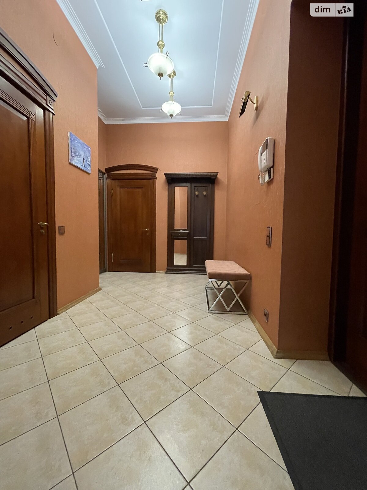 трикімнатна квартира в Львові, район Центр, на вул. Крушельницької Соломії 19 в довготривалу оренду помісячно фото 1