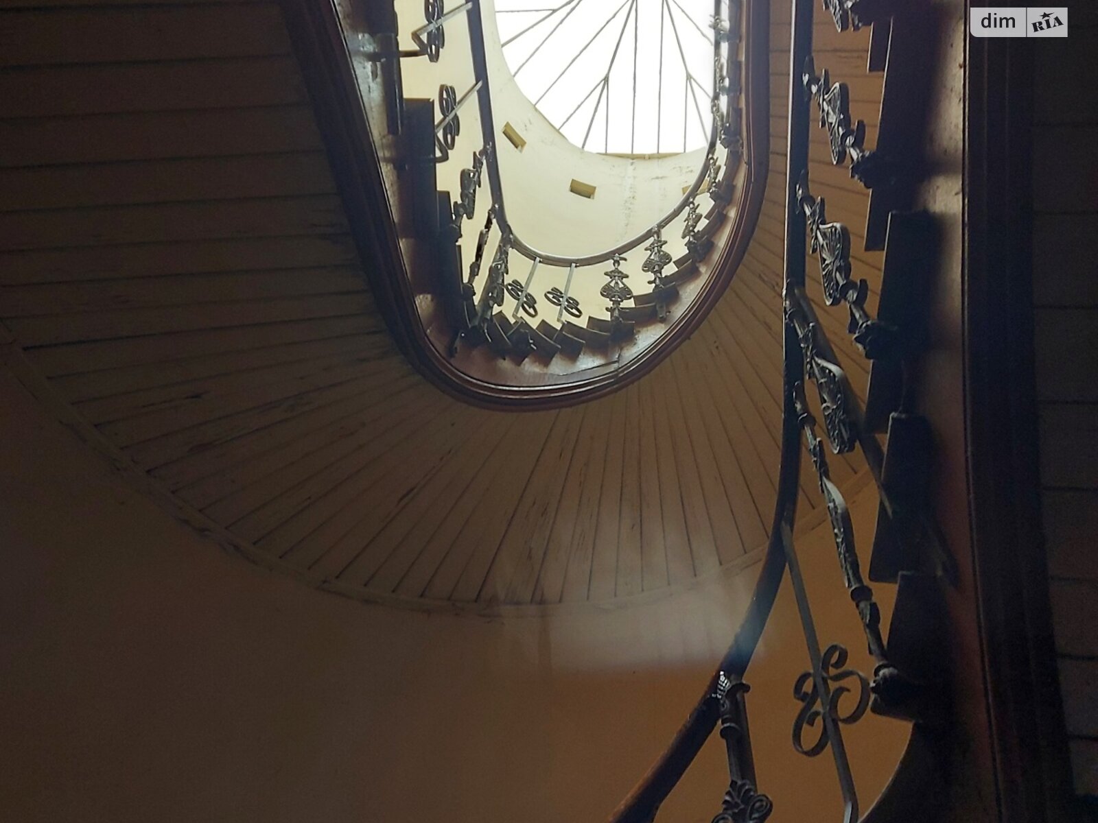 трикімнатна квартира в Львові, район Центр, на вул. Крушельницької Соломії 19 в довготривалу оренду помісячно фото 1