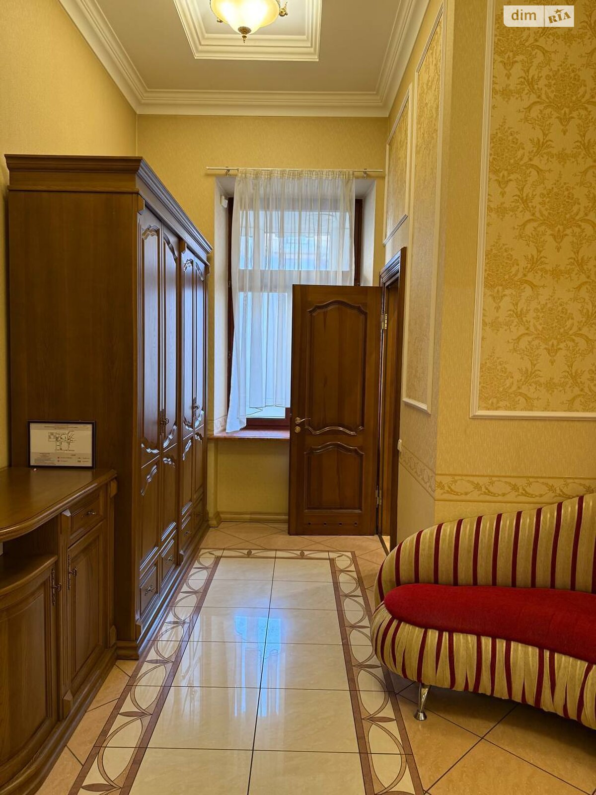 четырехкомнатная квартира в Львове, район Центр, на ул. Крушельницкой Соломии в аренду на долгий срок помесячно фото 1 четырехкомнатная квартира в Львове, район Центр, на ул. Крушельницкой Соломии в аренду на долгий срок помесячно фото 1