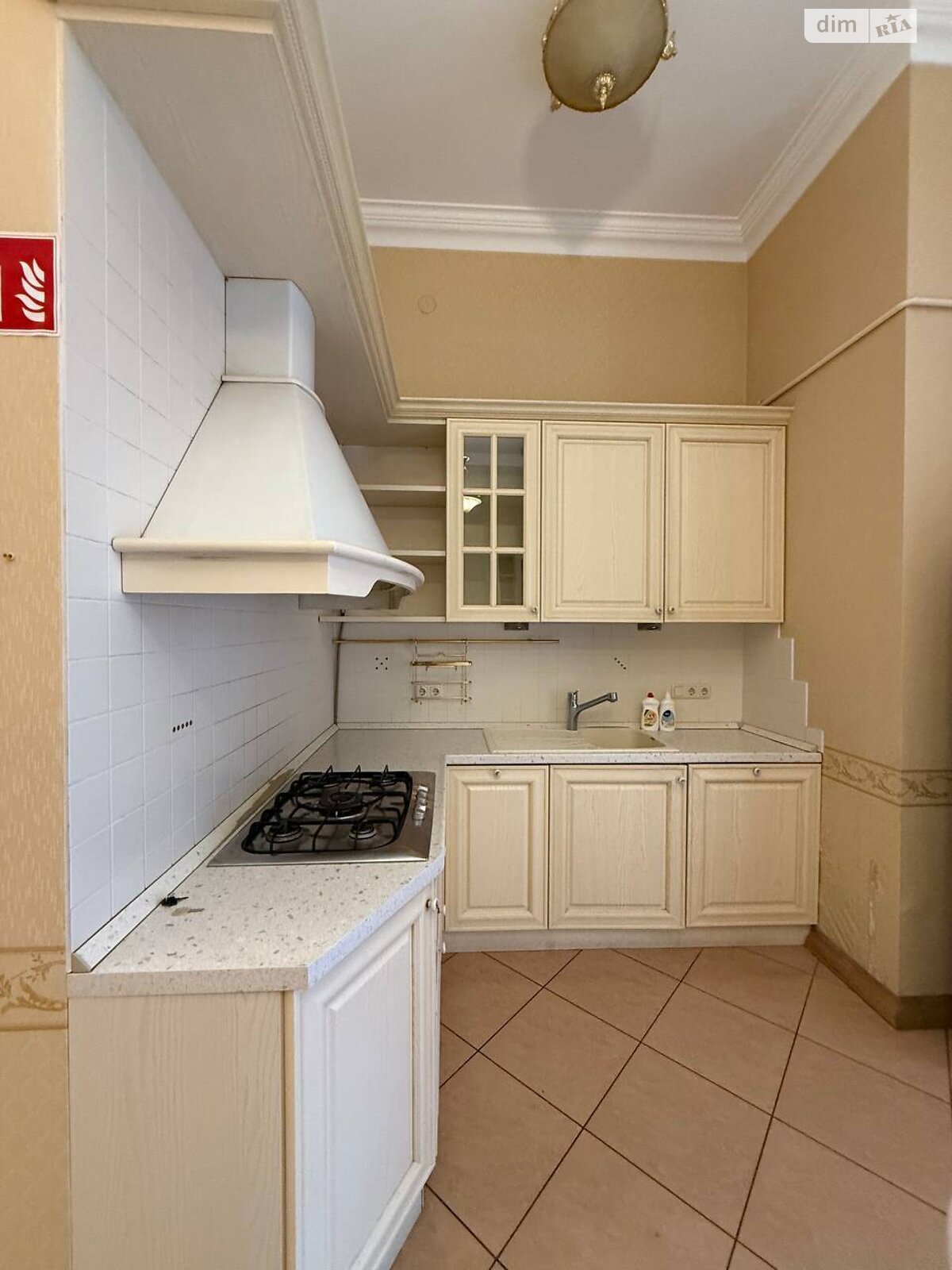 четырехкомнатная квартира в Львове, район Центр, на ул. Крушельницкой Соломии в аренду на долгий срок помесячно фото 1 четырехкомнатная квартира в Львове, район Центр, на ул. Крушельницкой Соломии в аренду на долгий срок помесячно фото 1