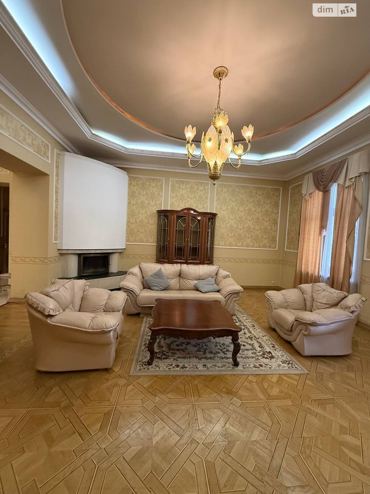 четырехкомнатная квартира в Львове, район Центр, на ул. Крушельницкой Соломии в аренду на долгий срок помесячно фото 1 четырехкомнатная квартира в Львове, район Центр, на ул. Крушельницкой Соломии в аренду на долгий срок помесячно фото 1