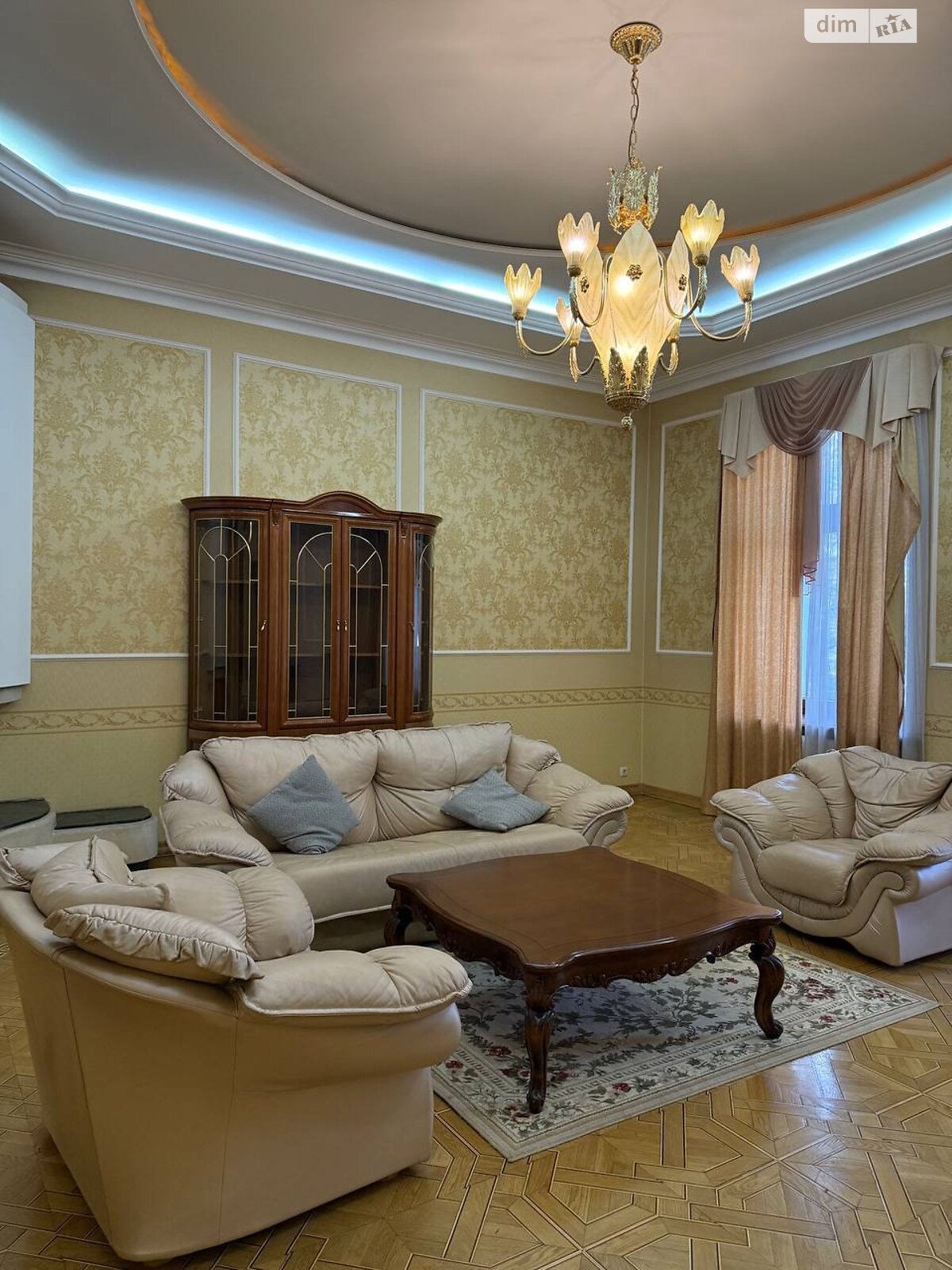 четырехкомнатная квартира в Львове, район Центр, на ул. Крушельницкой Соломии в аренду на долгий срок помесячно фото 1 четырехкомнатная квартира в Львове, район Центр, на ул. Крушельницкой Соломии в аренду на долгий срок помесячно фото 1