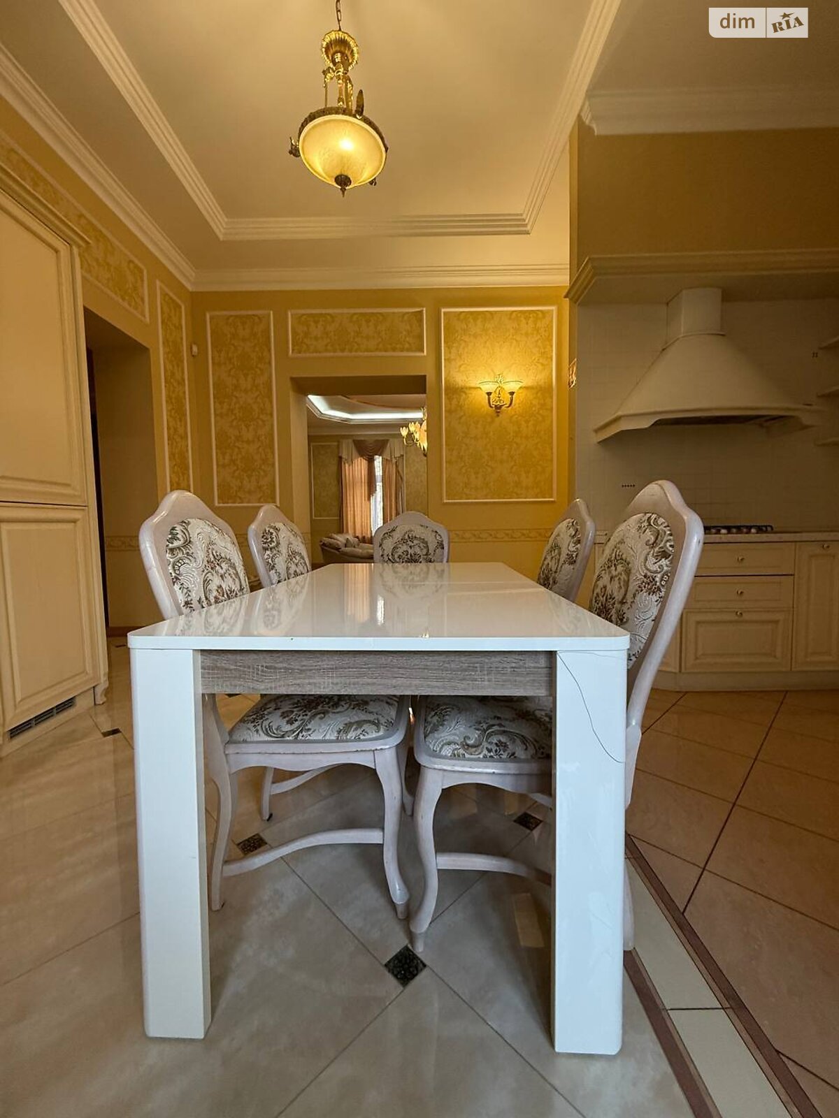 четырехкомнатная квартира в Львове, район Центр, на ул. Крушельницкой Соломии в аренду на долгий срок помесячно фото 1 четырехкомнатная квартира в Львове, район Центр, на ул. Крушельницкой Соломии в аренду на долгий срок помесячно фото 1