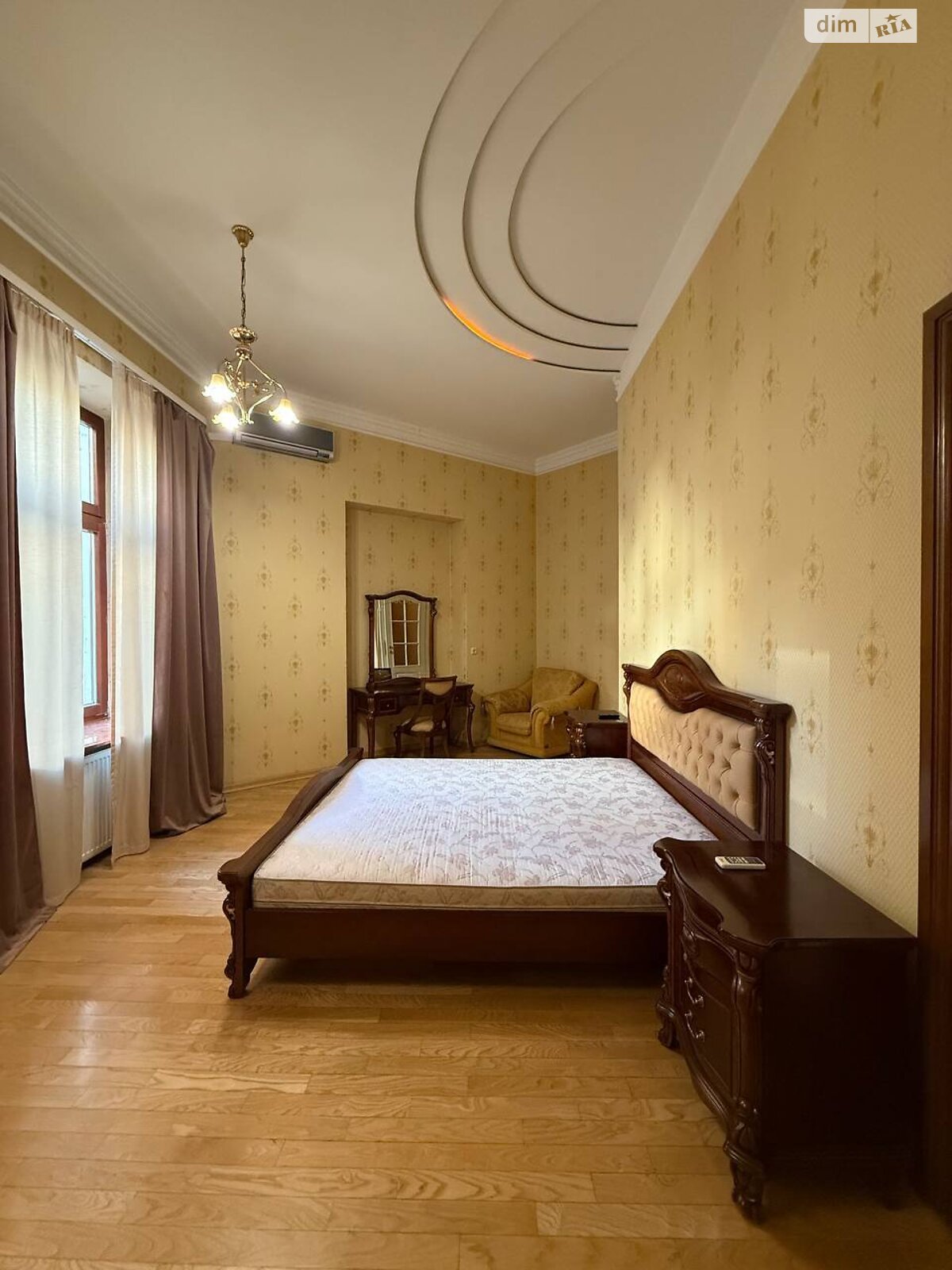 четырехкомнатная квартира в Львове, район Центр, на ул. Крушельницкой Соломии в аренду на долгий срок помесячно фото 1 четырехкомнатная квартира в Львове, район Центр, на ул. Крушельницкой Соломии в аренду на долгий срок помесячно фото 1