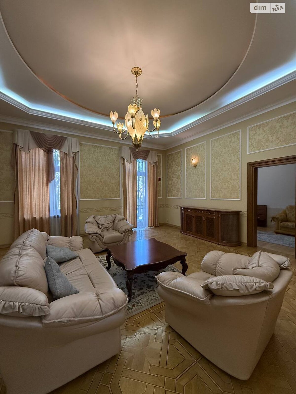 четырехкомнатная квартира в Львове, район Центр, на ул. Крушельницкой Соломии в аренду на долгий срок помесячно фото 1 четырехкомнатная квартира в Львове, район Центр, на ул. Крушельницкой Соломии в аренду на долгий срок помесячно фото 1