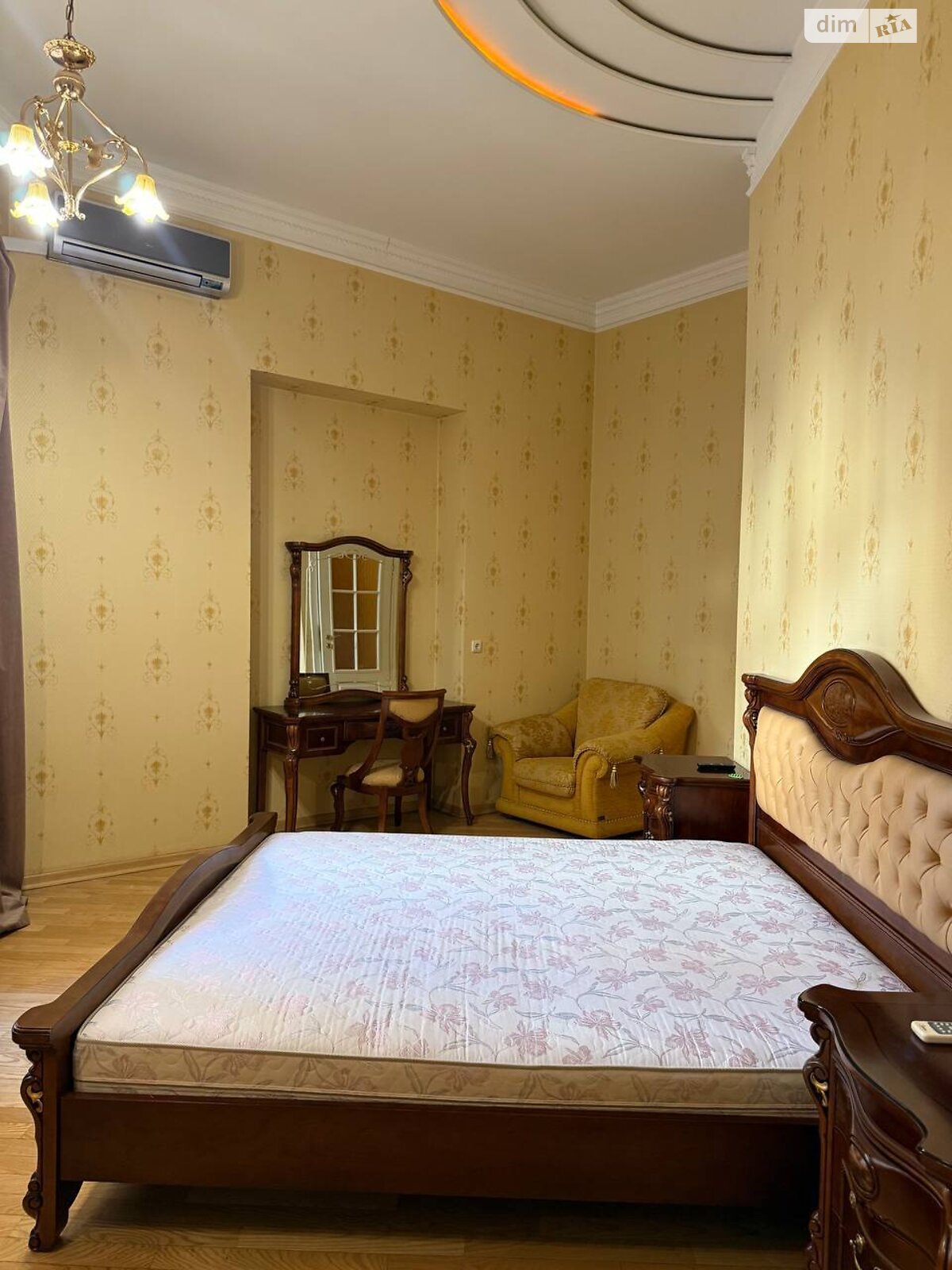 четырехкомнатная квартира в Львове, район Центр, на ул. Крушельницкой Соломии в аренду на долгий срок помесячно фото 1 четырехкомнатная квартира в Львове, район Центр, на ул. Крушельницкой Соломии в аренду на долгий срок помесячно фото 1